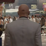 Agent 47 trong bộ vest trắng thanh lịch, nhân vật chính của series game Hitman: World of Assassination.