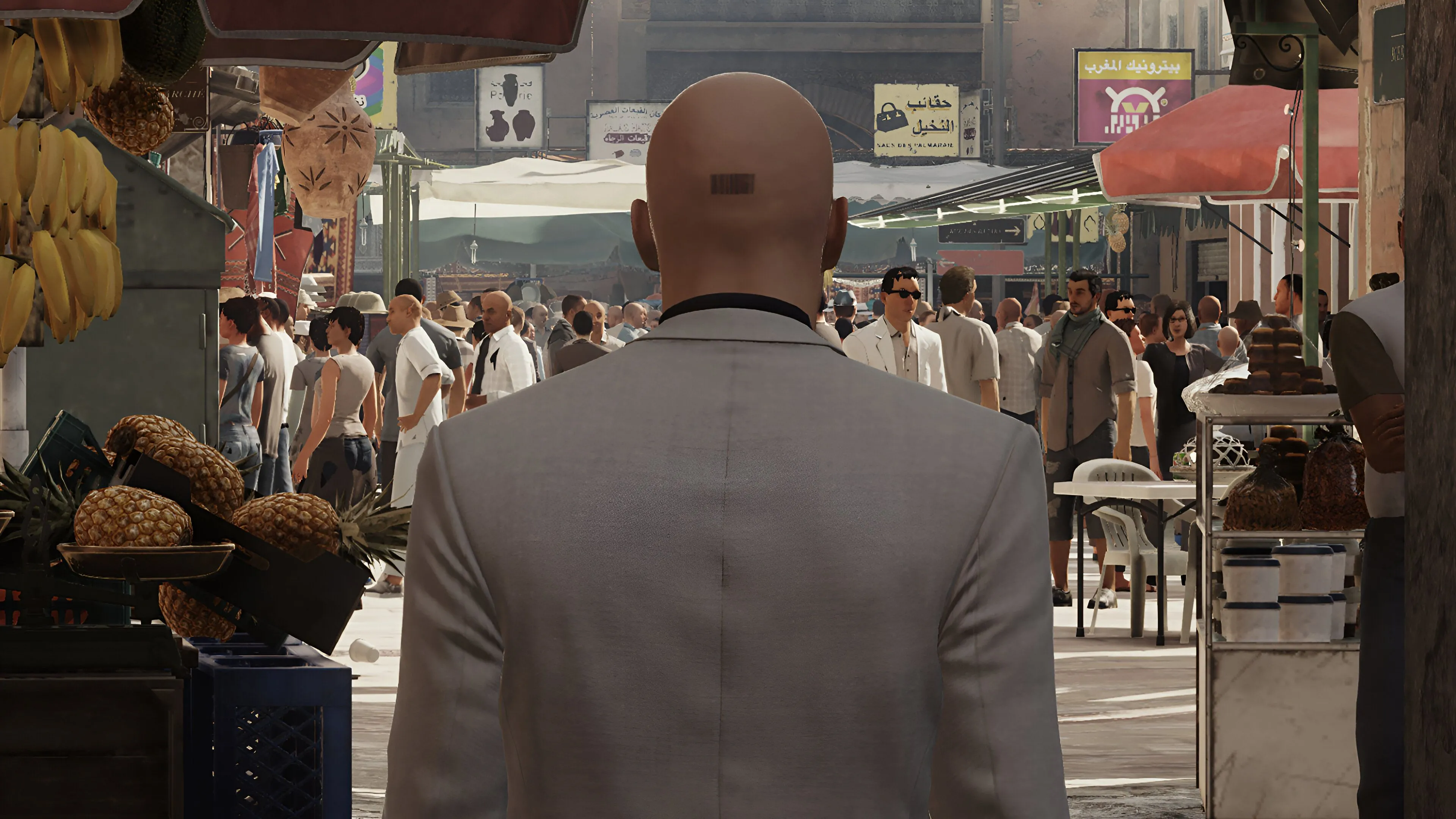 Agent 47 trong bộ vest trắng thanh lịch, nhân vật chính của series game Hitman: World of Assassination.