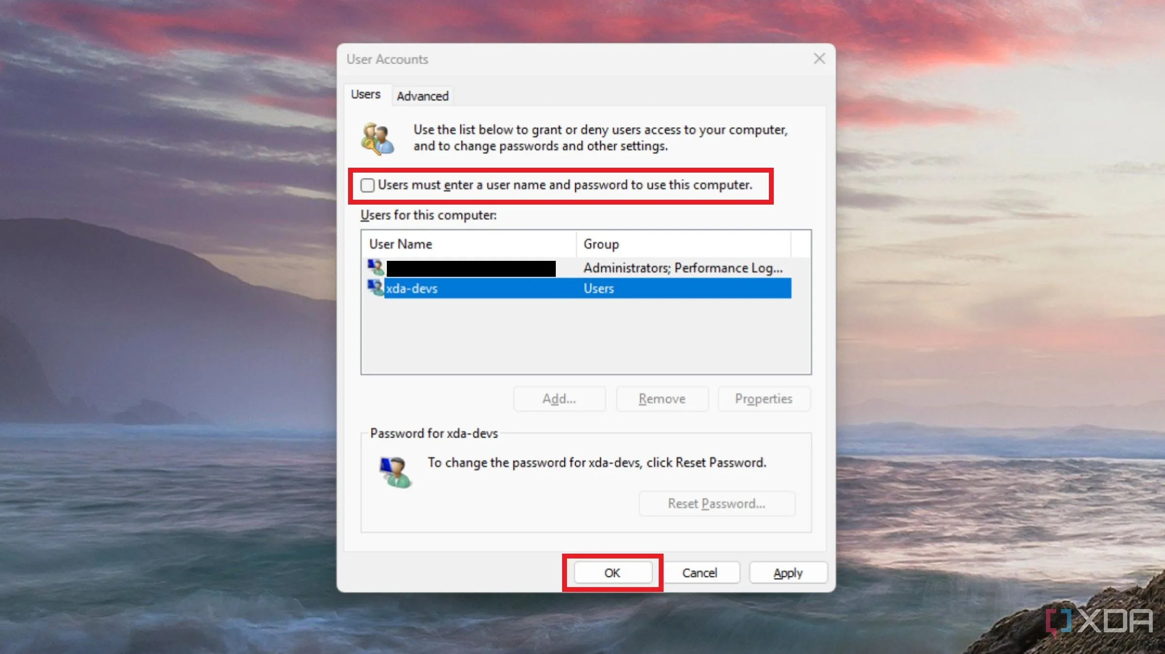 Ảnh chụp màn hình công cụ netplwiz với tùy chọn tắt mật khẩu tài khoản Windows được làm nổi bật