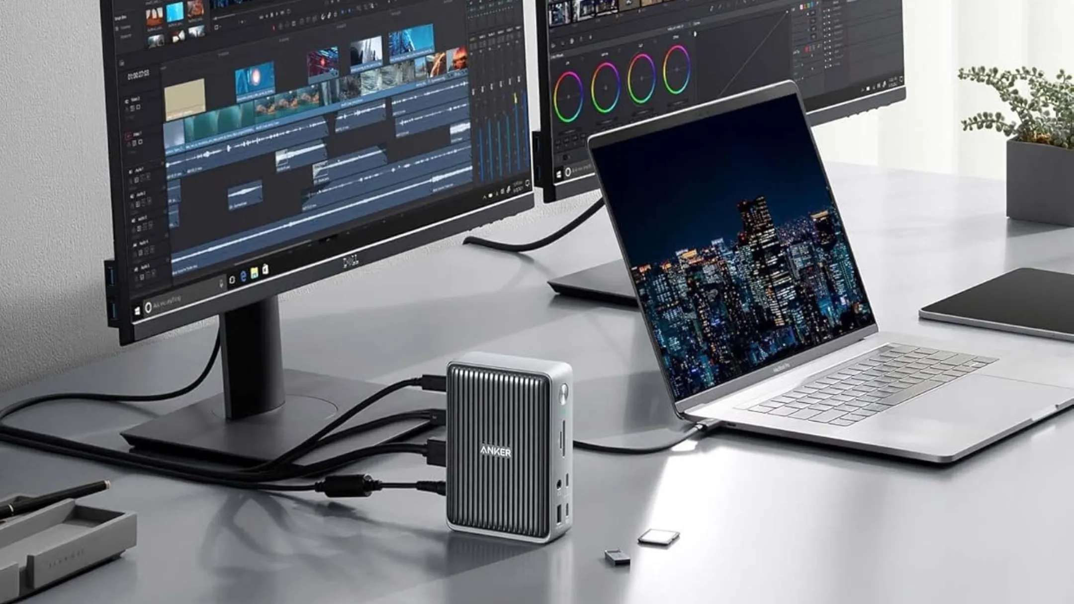 Anker 577 Docking Station bên cạnh laptop, minh họa khả năng mở rộng cổng kết nối hiệu quả