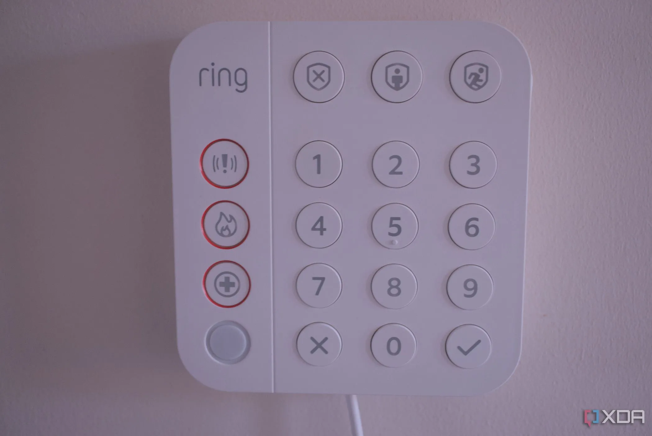 Bàn phím hệ thống báo động Ring được gắn trên tường, minh họa thiết bị an ninh gia đình có thể dùng mật khẩu mặc định