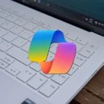 Bàn phím laptop với phím Copilot chuyên dụng, biểu tượng AI mới của Microsoft