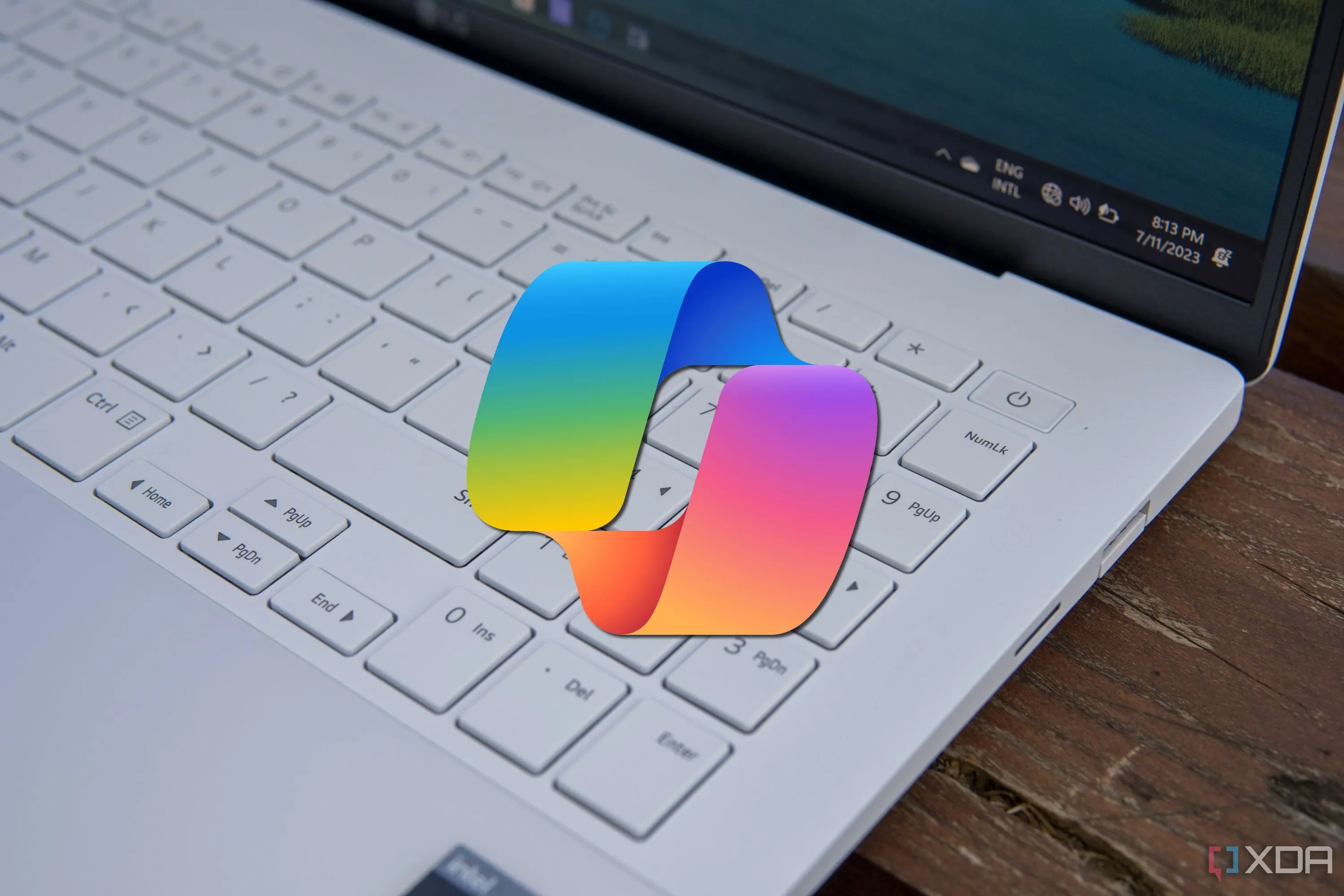 Bàn phím laptop với phím Copilot chuyên dụng, biểu tượng AI mới của Microsoft