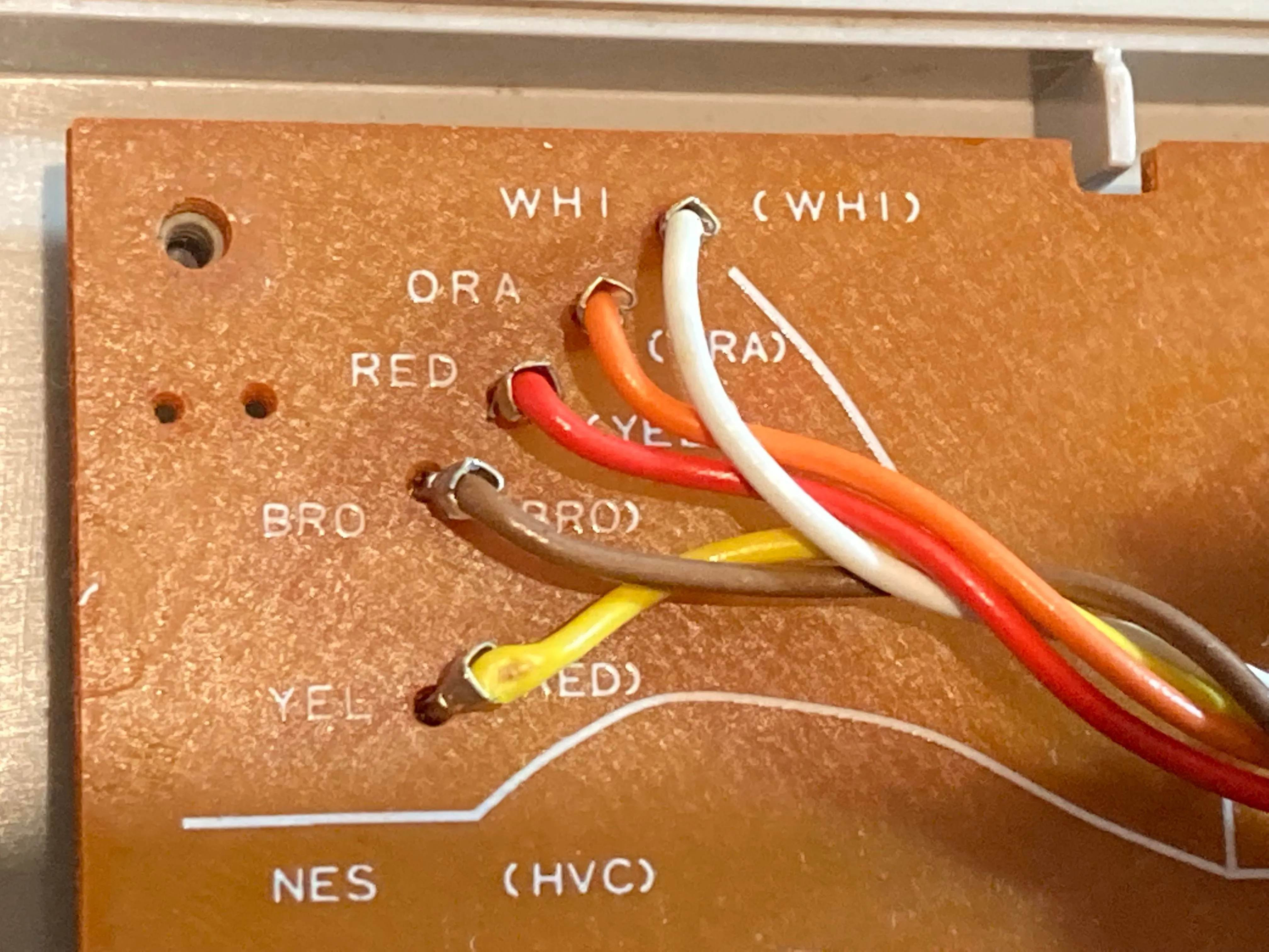 Bên trong tay cầm NES - Cận cảnh các kết nối dây trên bảng mạch in (PCB)