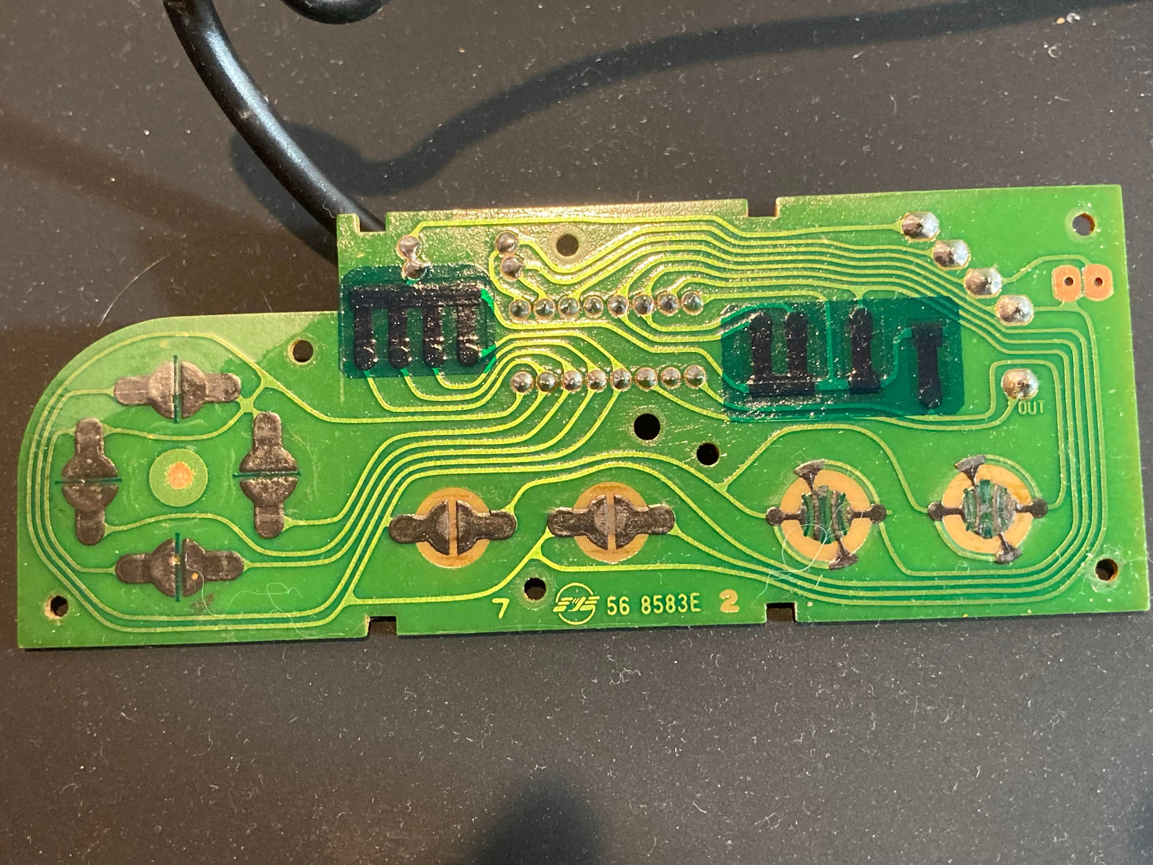 Bên trong tay cầm NES - Mặt trước bảng mạch in (PCB)