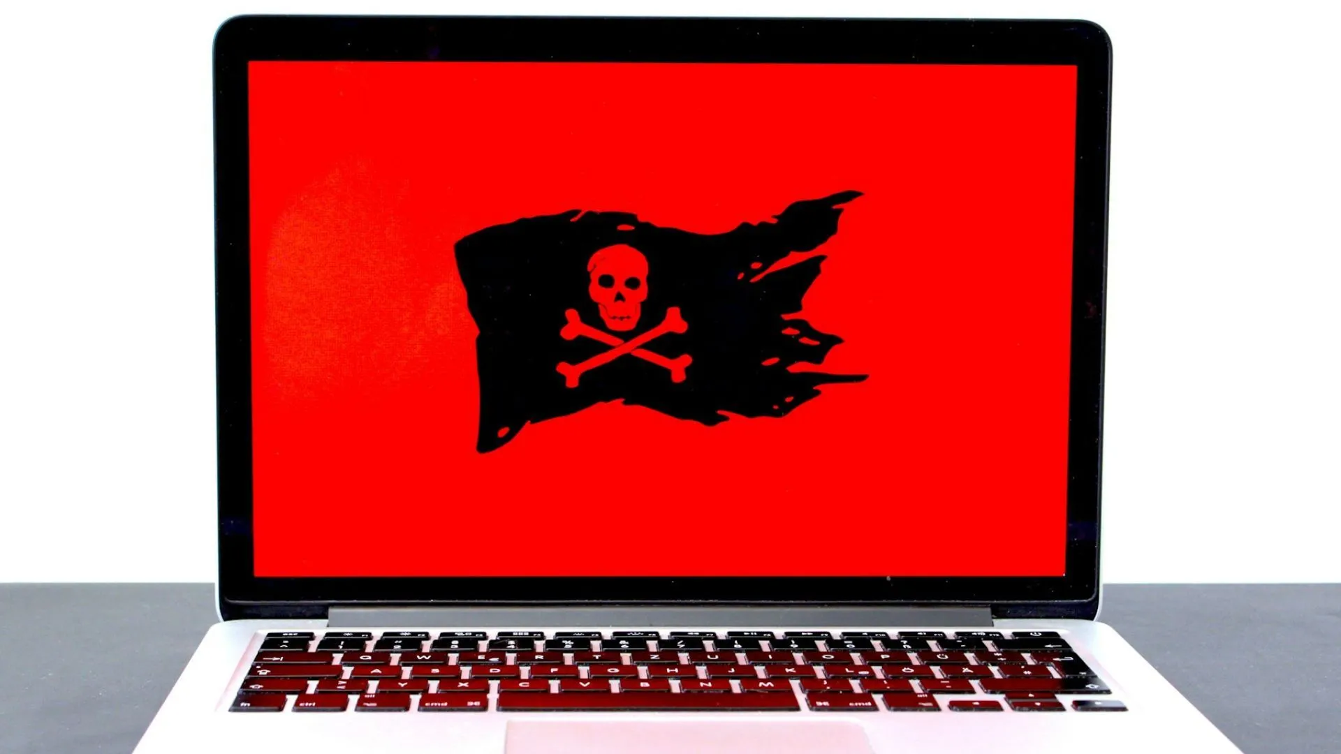 Biển báo nguy hiểm trên màn hình laptop cảnh báo về lỗ hổng bảo mật phần mềm
