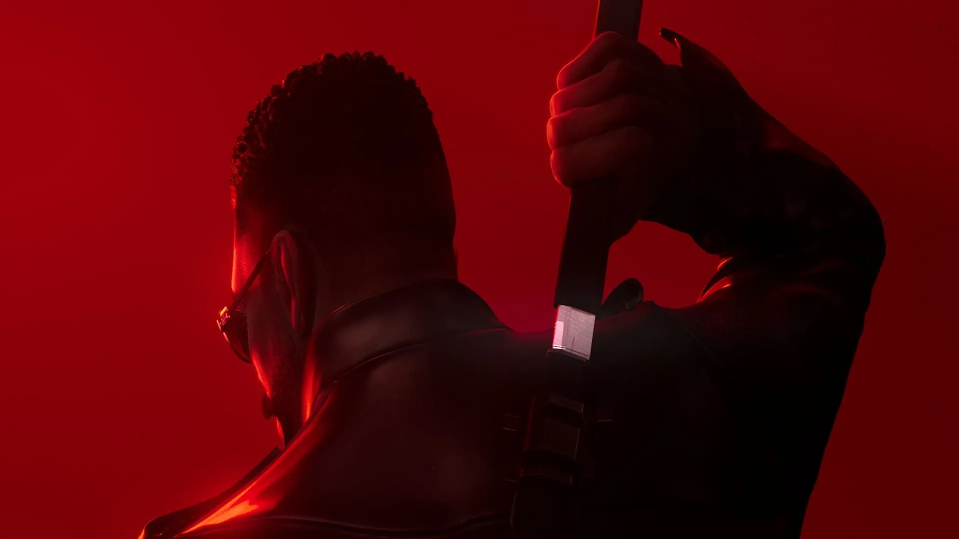 Blade quay lưng lại, rút thanh kiếm đặc trưng của mình, sẵn sàng chiến đấu trong tựa game Marvel's Blade.