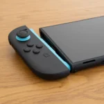 Bộ điều khiển Joy-Con 2 của Nintendo Switch 2 tách rời khỏi thân máy, minh họa thiết kế module tiện lợi