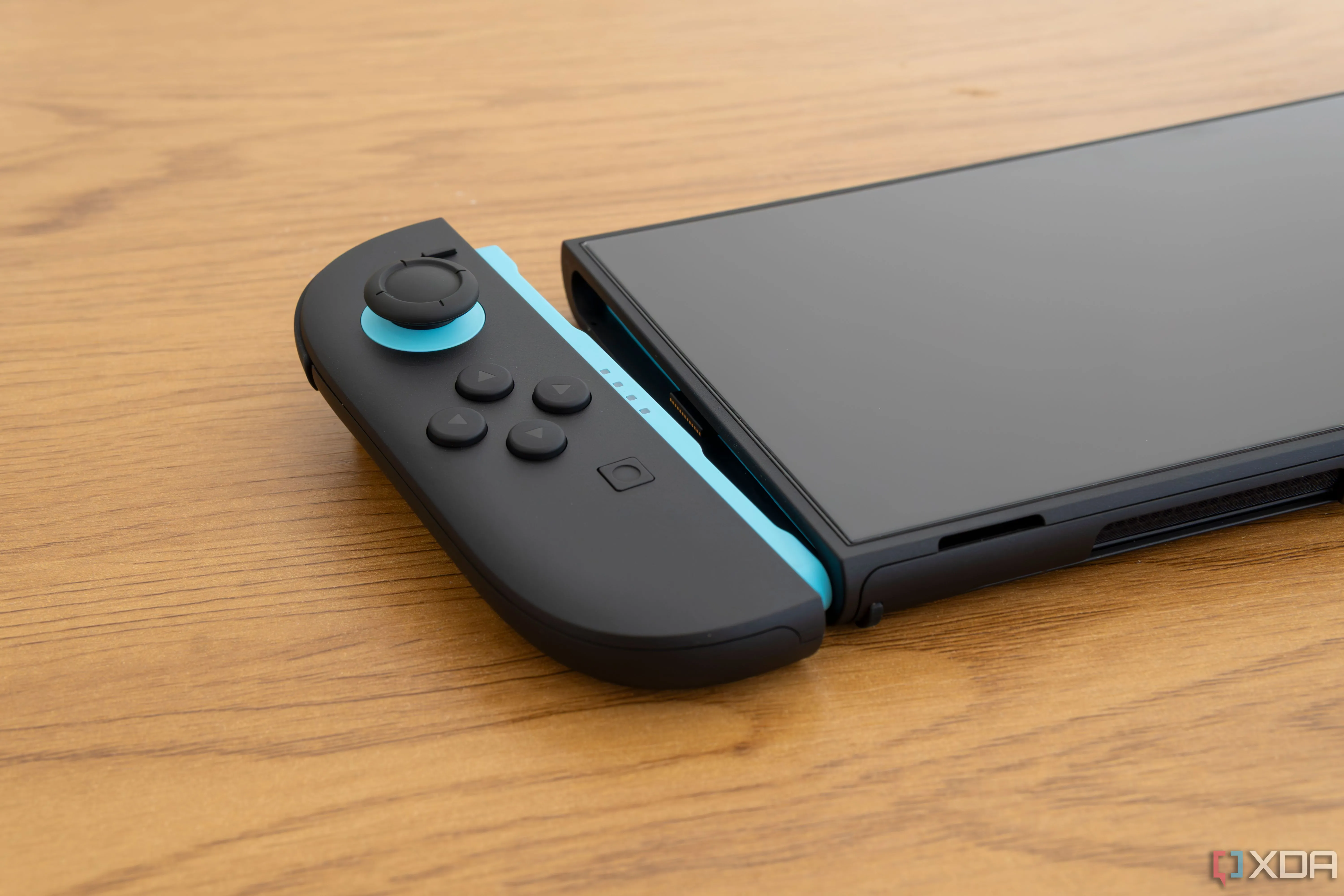 Bộ điều khiển Joy-Con 2 của Nintendo Switch 2 tách rời khỏi thân máy, minh họa thiết kế module tiện lợi