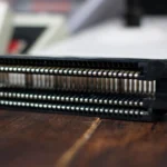 Bộ kết nối băng game 72 chân của Nintendo NES, cho phép mở rộng tính năng hệ thống.