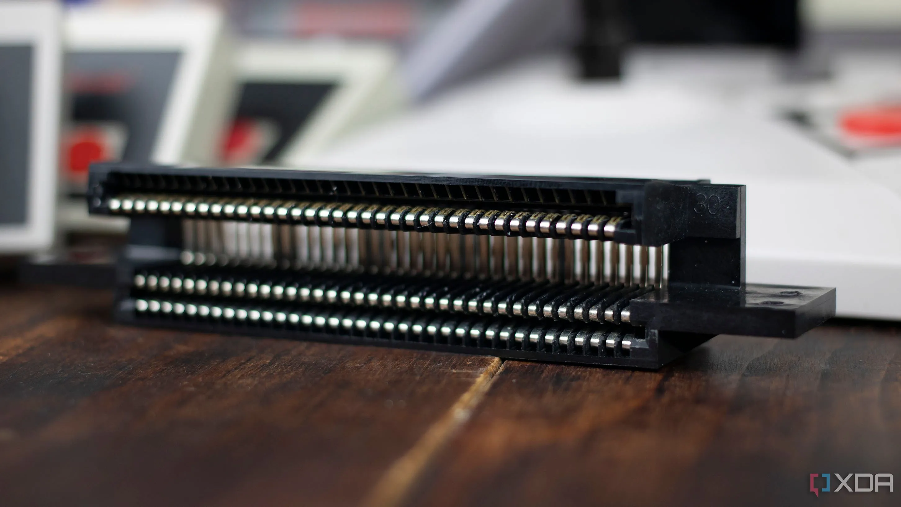 Bộ kết nối băng game 72 chân của Nintendo NES, cho phép mở rộng tính năng hệ thống.