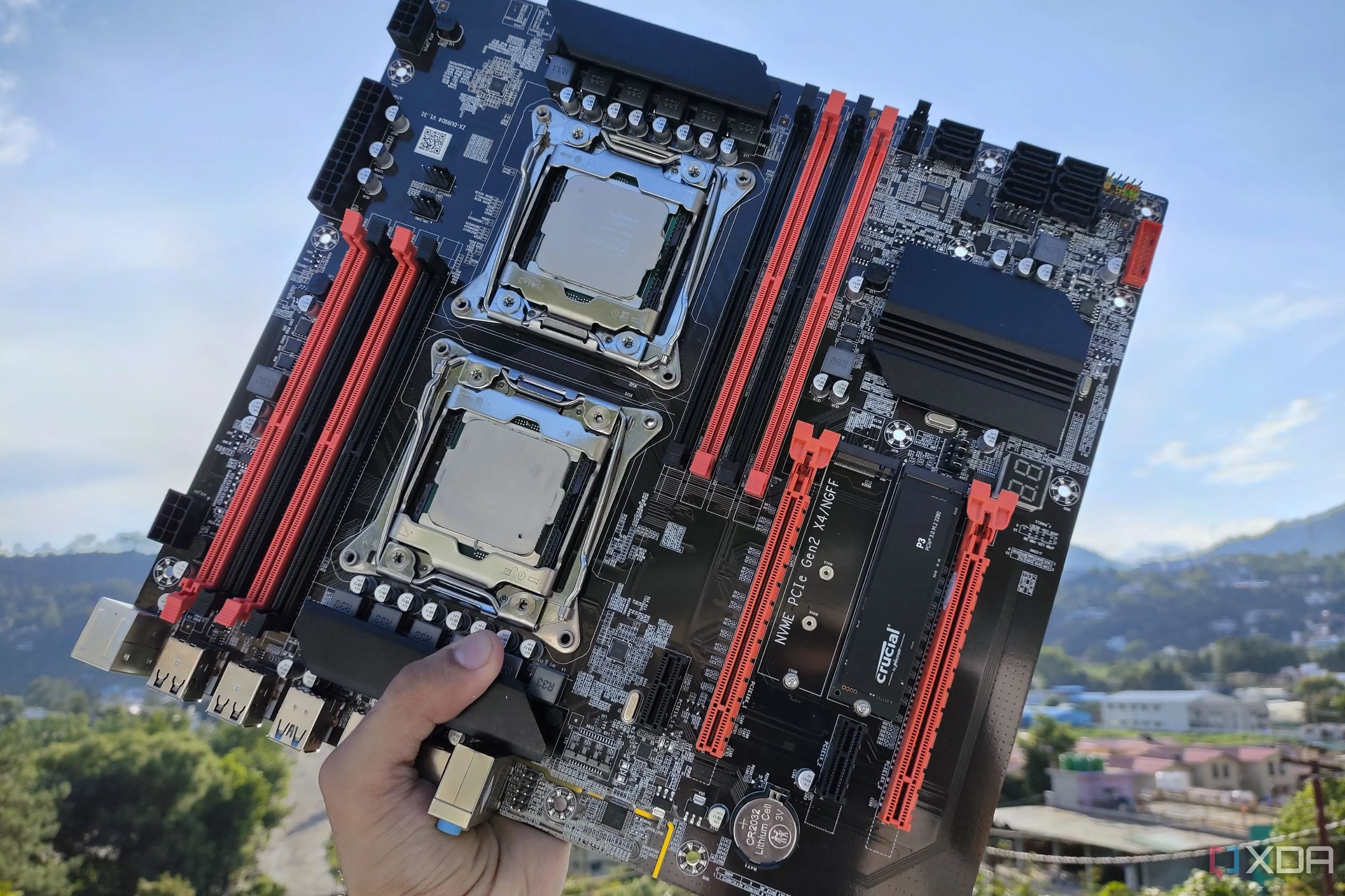 Bo mạch chủ X99 hỗ trợ ECC RAM với hai CPU Intel Xeon được lắp đặt