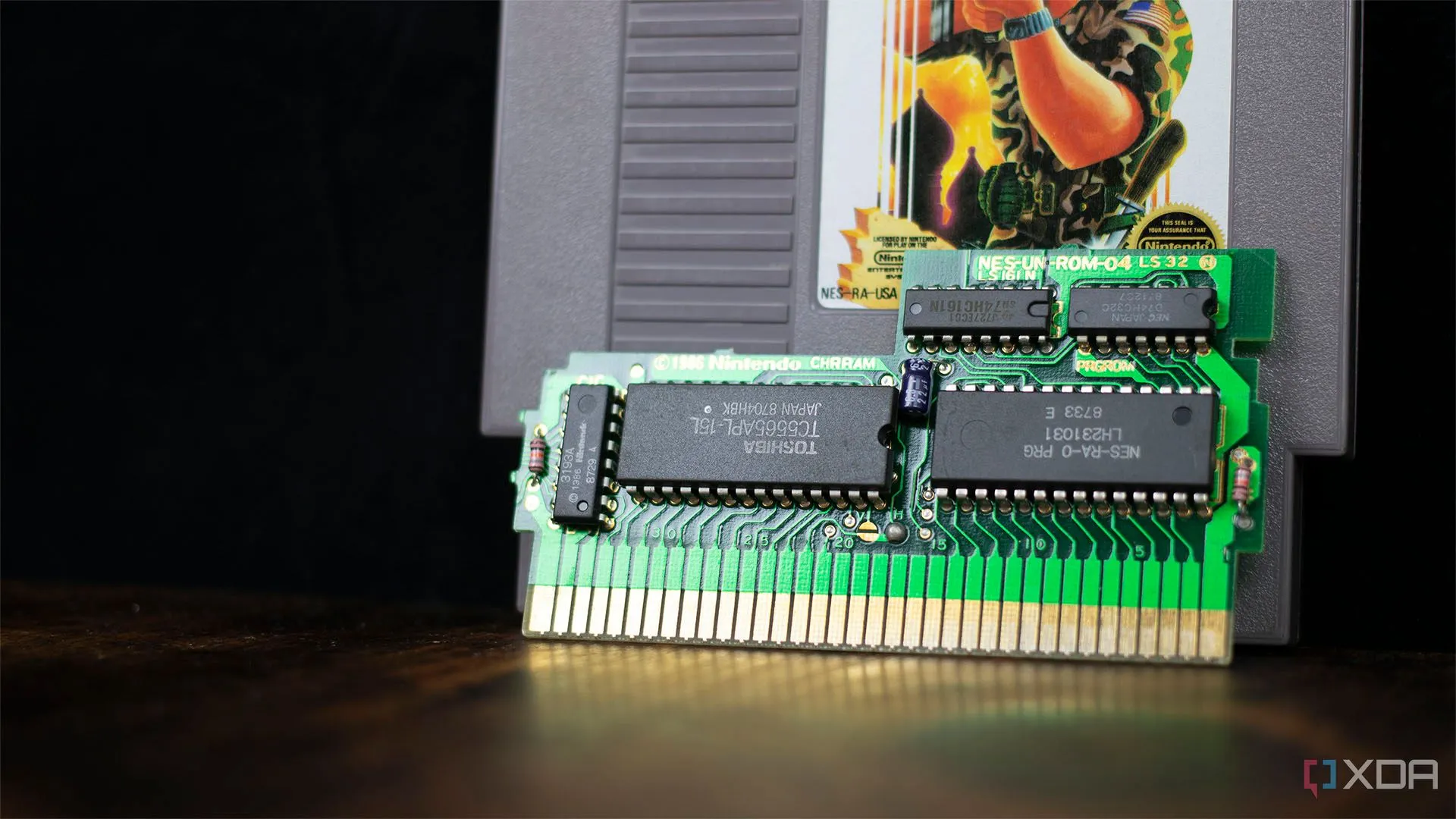 Bo mạch PCB của băng game Nintendo NES, chứa các chip ROM và MMC.