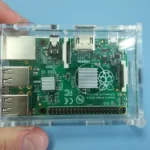 Bo mạch Raspberry Pi B+ trong vỏ trong suốt, minh họa thiết bị nhỏ gọn lý tưởng cho giả lập game retro.