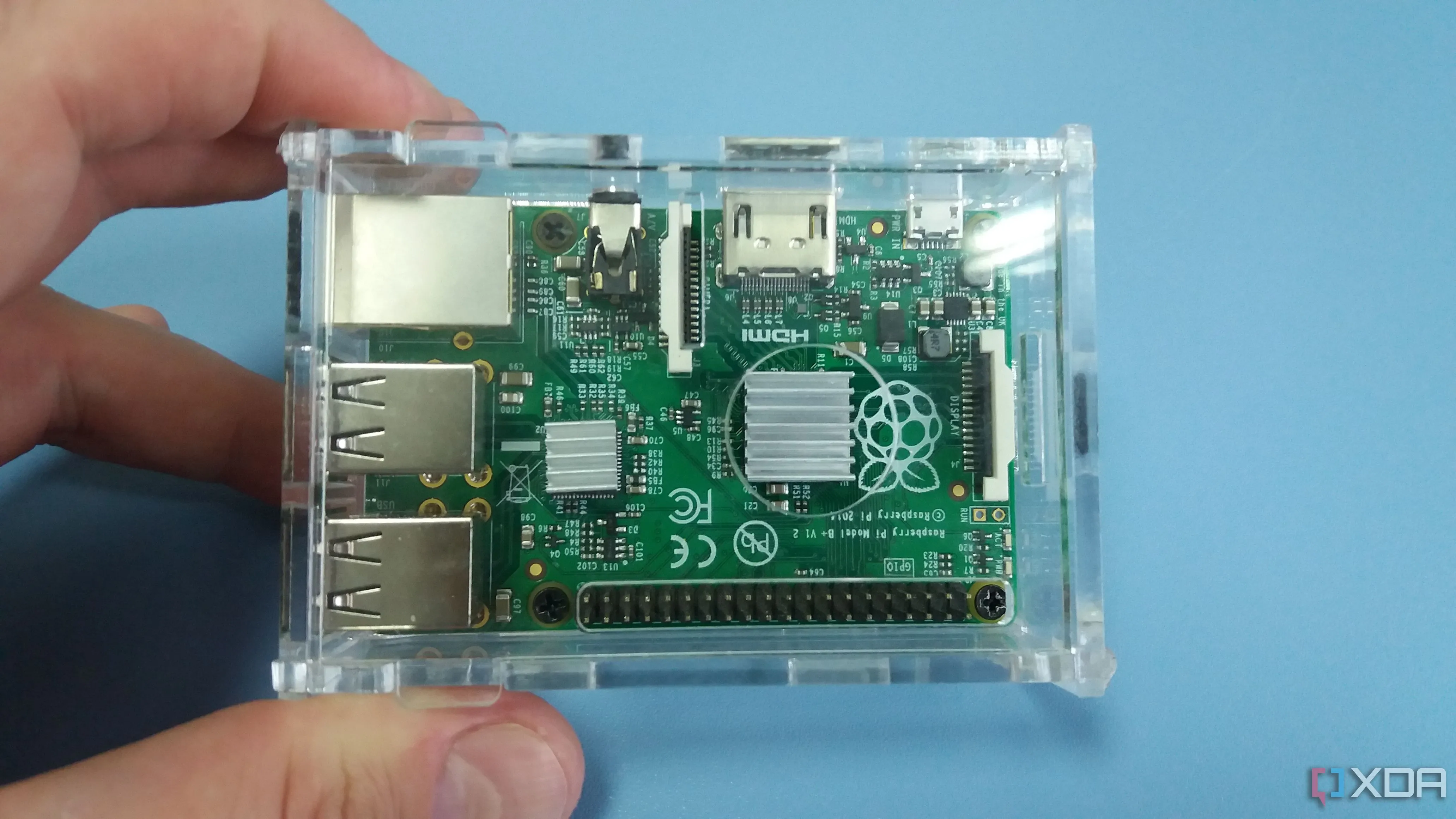 Bo mạch Raspberry Pi B+ trong vỏ trong suốt, minh họa thiết bị nhỏ gọn lý tưởng cho giả lập game retro.
