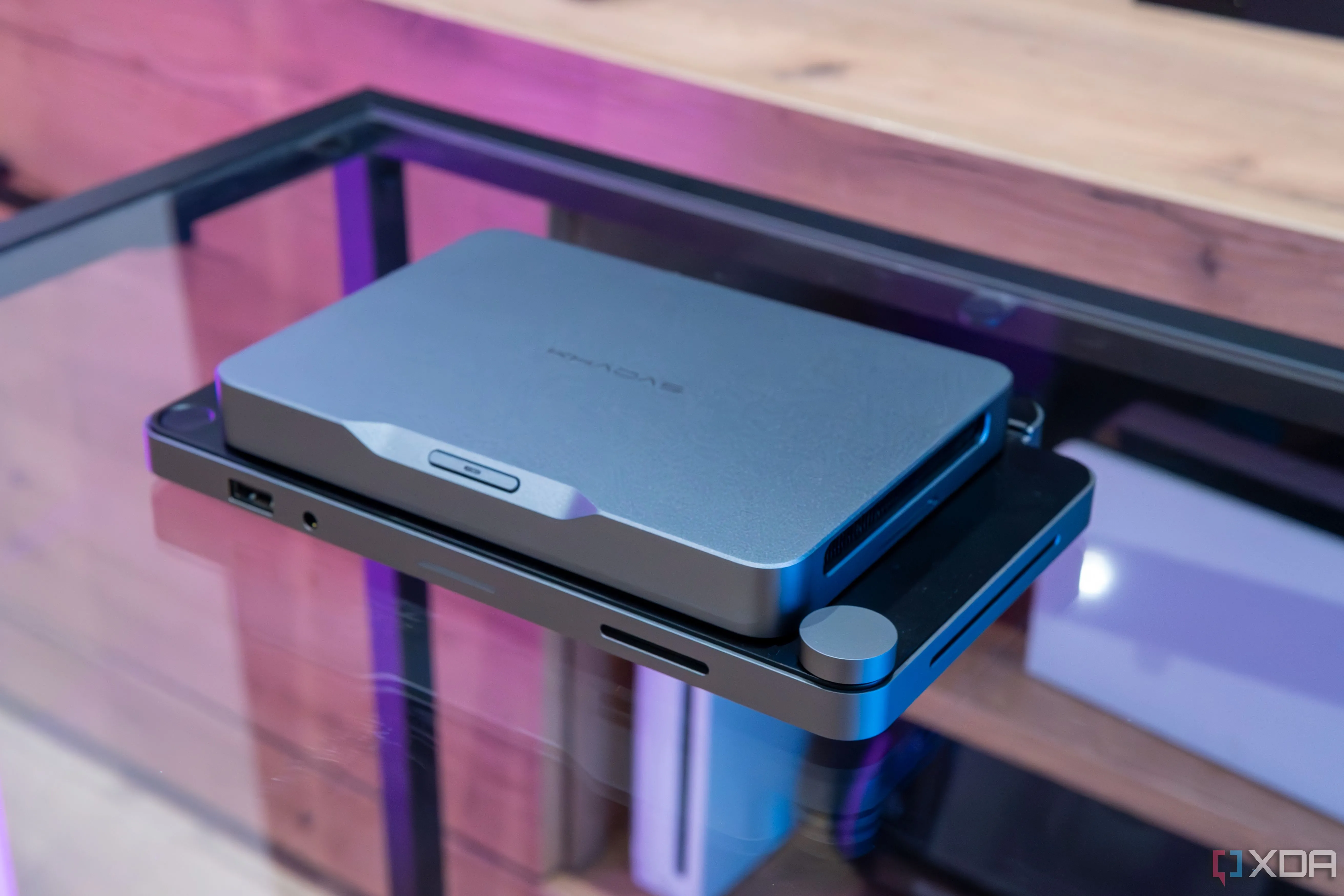 Bộ phát triển Khadas Mind AI Dev Kit trên Mind Dock, thể hiện tính nhỏ gọn và mạnh mẽ của mini PC