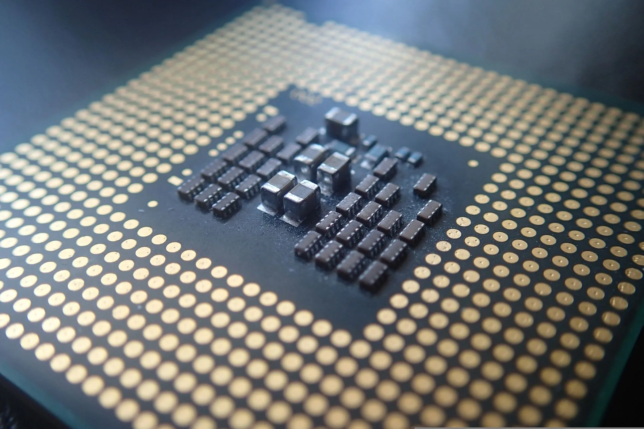 Bộ vi xử lý (CPU) Intel Core i7, một linh kiện quan trọng nhưng dễ bị ảnh hưởng bởi biến động kinh tế toàn cầu, khiến chi phí PC gaming tăng.
