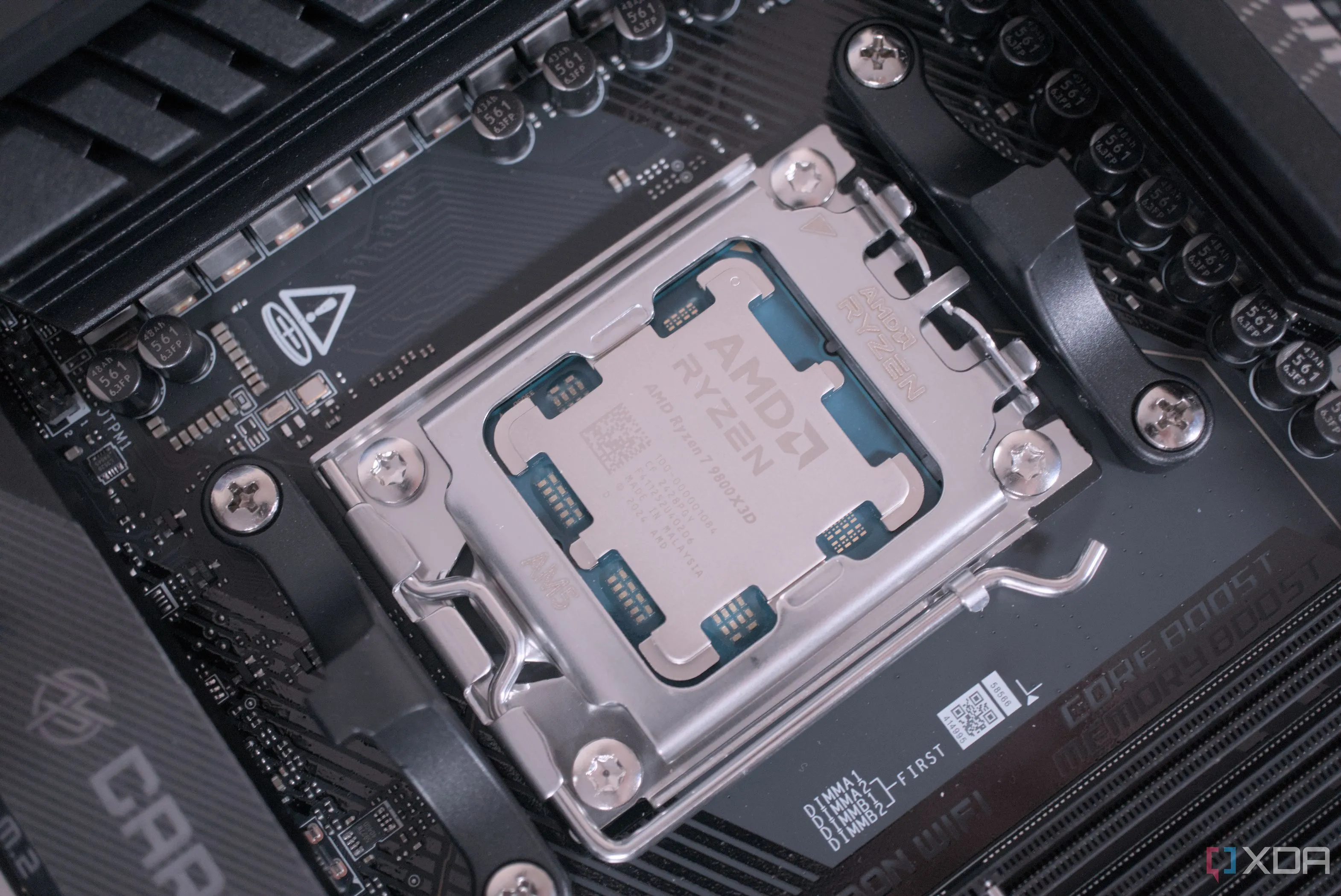 Bộ xử lý AMD Ryzen 7 9800X3D được lắp đặt trên bo mạch chủ, minh họa một linh kiện quan trọng trong hệ thống PC