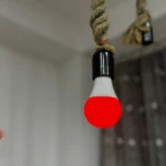 Bóng đèn thông minh Nanoleaf Essentials A19 | E26 màu đỏ rực rỡ, một thiết bị IoT điển hình sử dụng giao thức Zigbee.