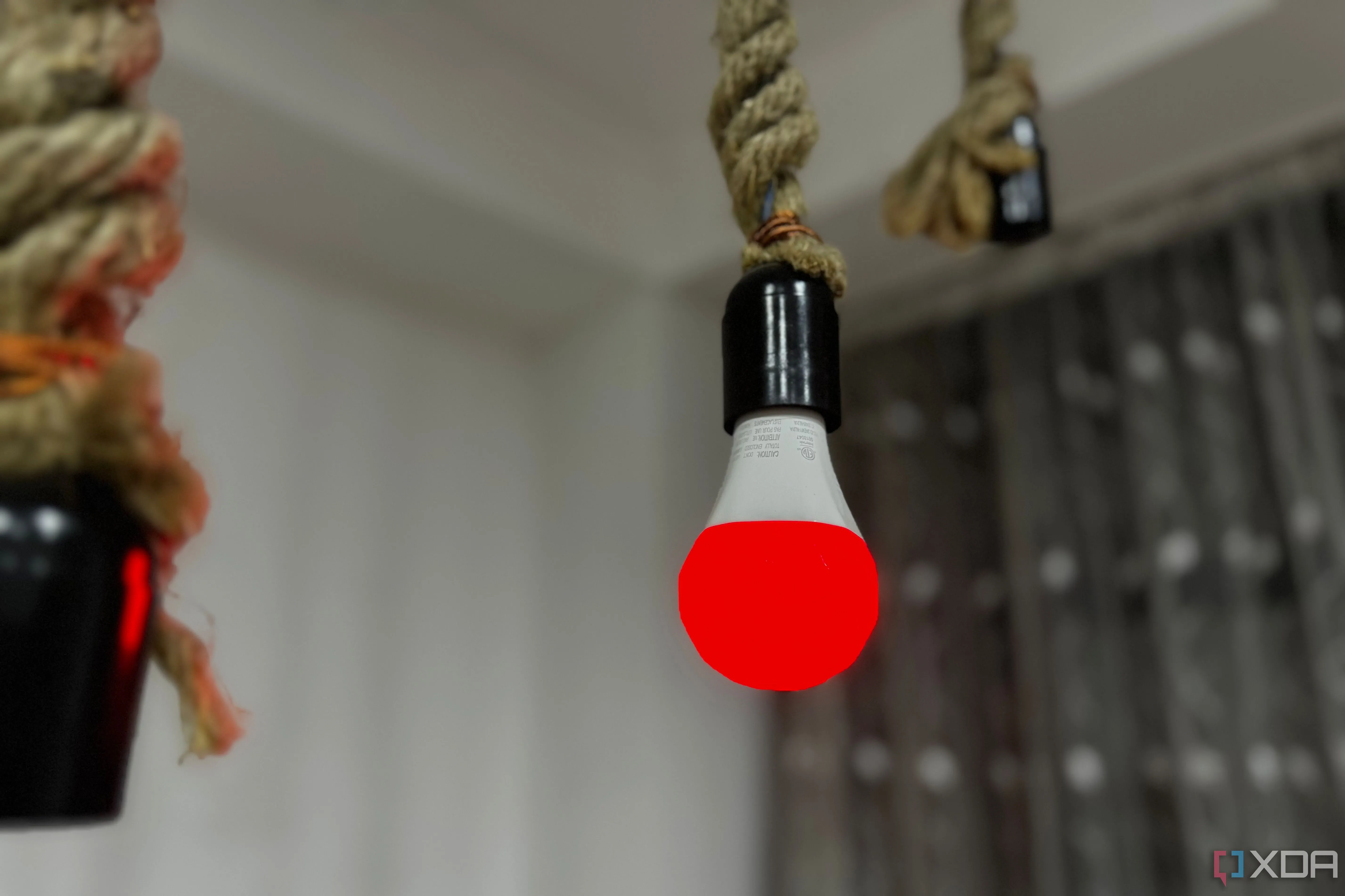 Bóng đèn thông minh Nanoleaf Essentials A19 | E26 màu đỏ rực rỡ, một thiết bị IoT điển hình sử dụng giao thức Zigbee.