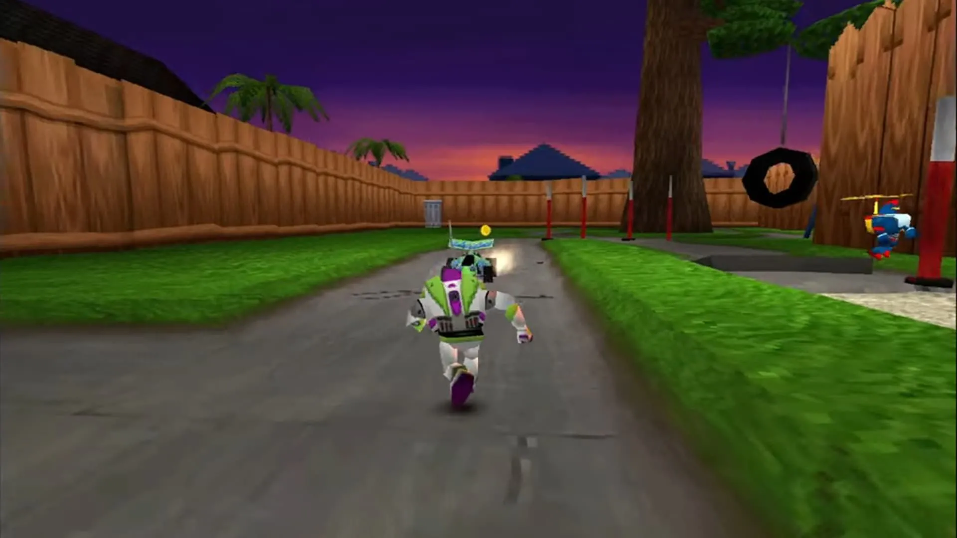 Buzz Lightyear đang đuổi theo chiếc xe RC trong màn chơi Khu Phố của game Toy Story 2: Buzz Lightyear to the Rescue trên PlayStation.