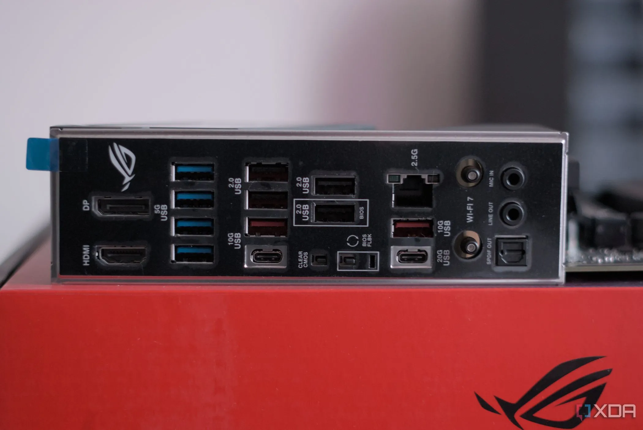 Các cổng I/O phía sau của bo mạch chủ Asus ROG Strix B850-F Gaming WiFi, bao gồm nhiều cổng USB.