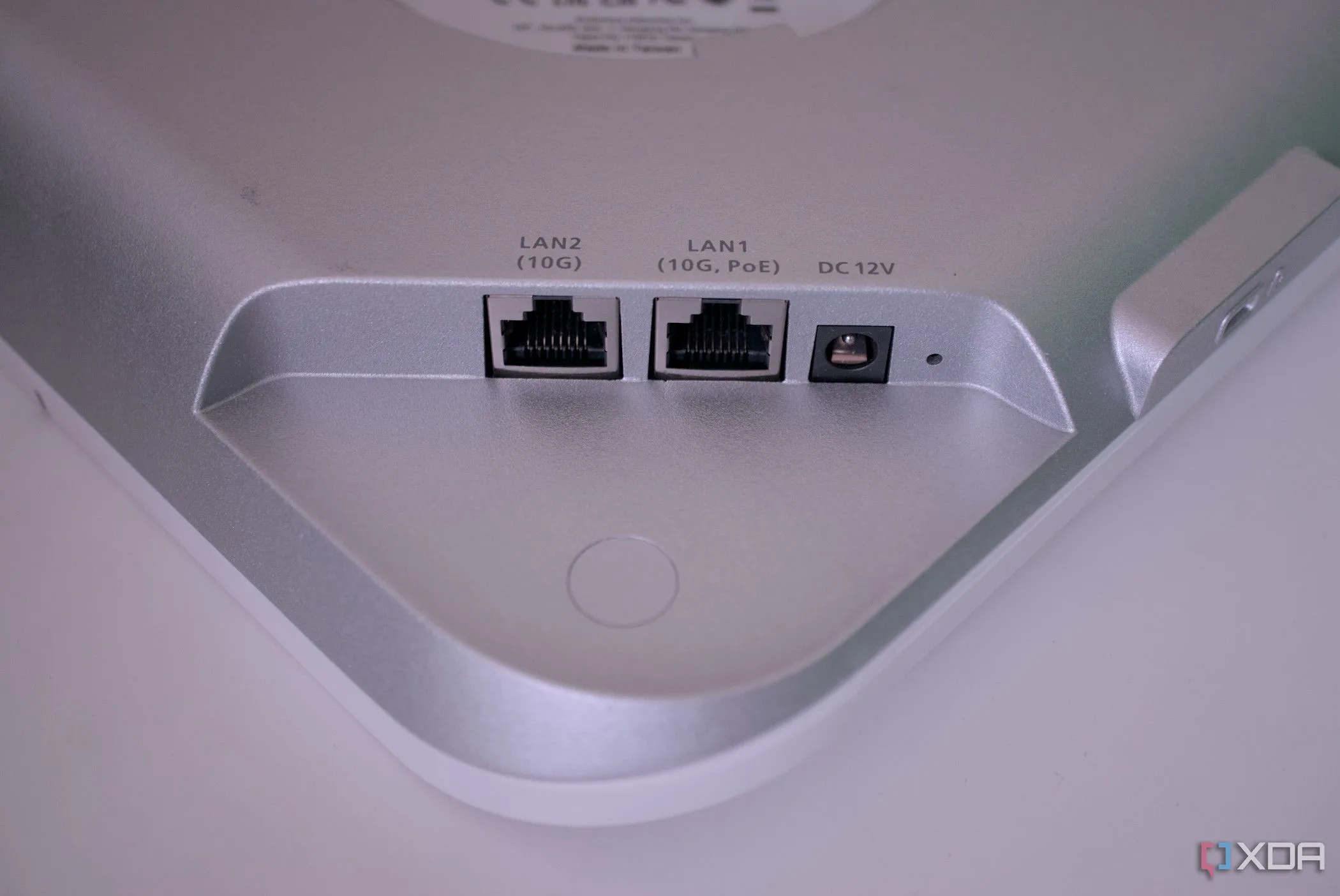 Các cổng kết nối trên thiết bị phát Wi-Fi EnGenius ECW536, minh họa sự đơn giản khi chỉ cần một dây Ethernet hỗ trợ PoE