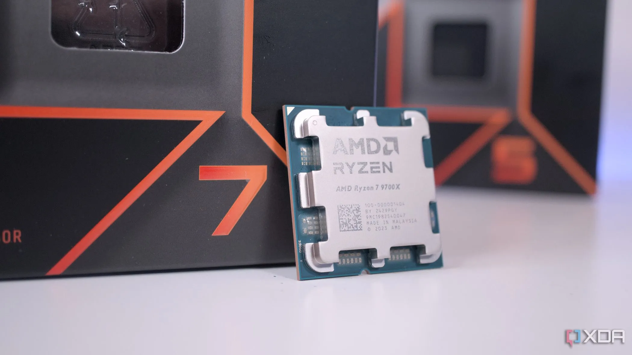 Các CPU AMD Ryzen 7 9700X và hộp Ryzen 5 biểu trưng cho loạt chip giảm giá Prime Day