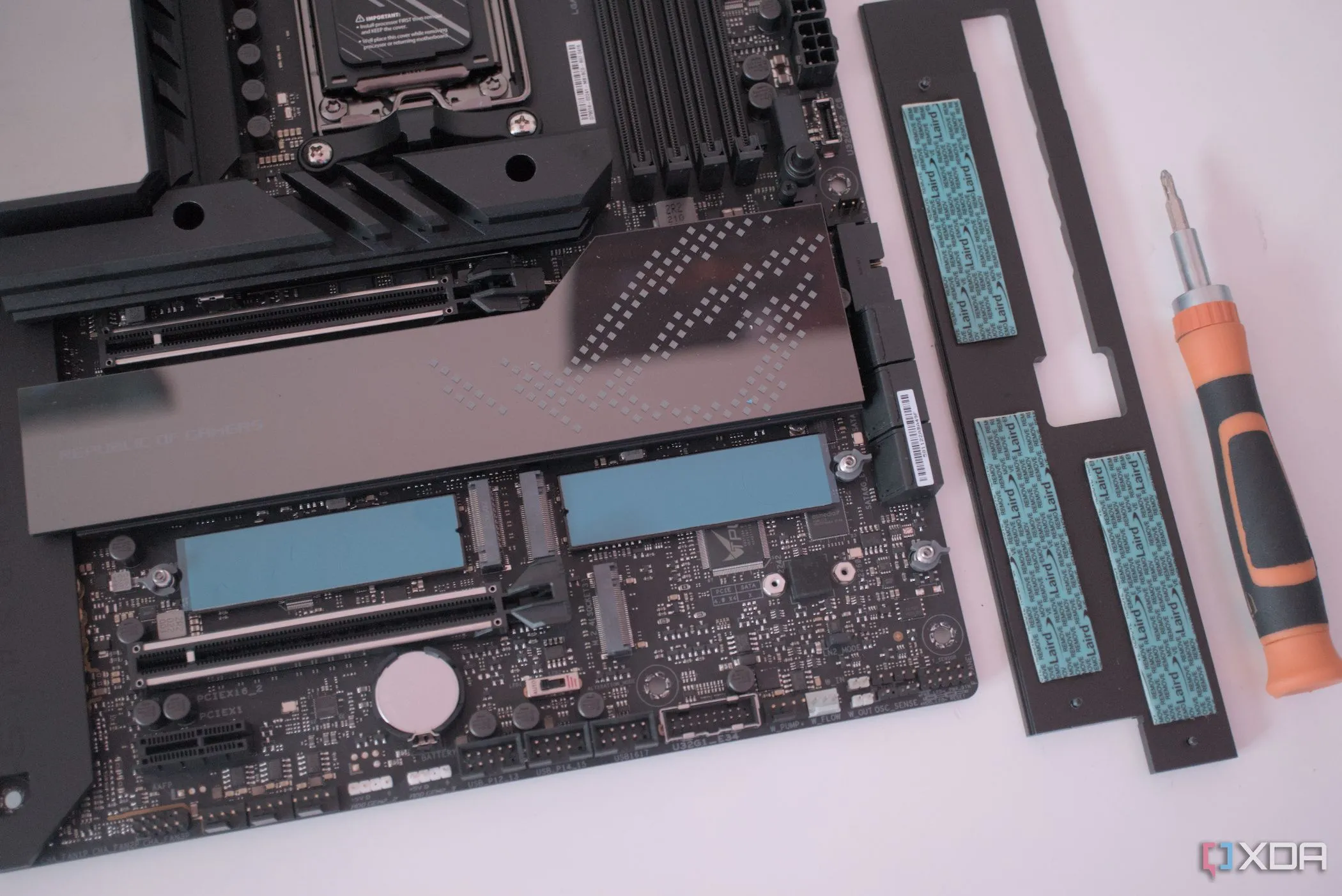 Các khe cắm M.2 trên ASUS ROG Crosshair X670E Hero minh họa khả năng hỗ trợ nhiều ổ SSD.