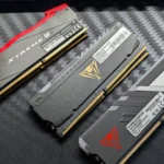 Các mô-đun RAM DDR4 và DDR5 của Patriot trên bàn, thể hiện sự đa dạng và hiện đại của công nghệ bộ nhớ.
