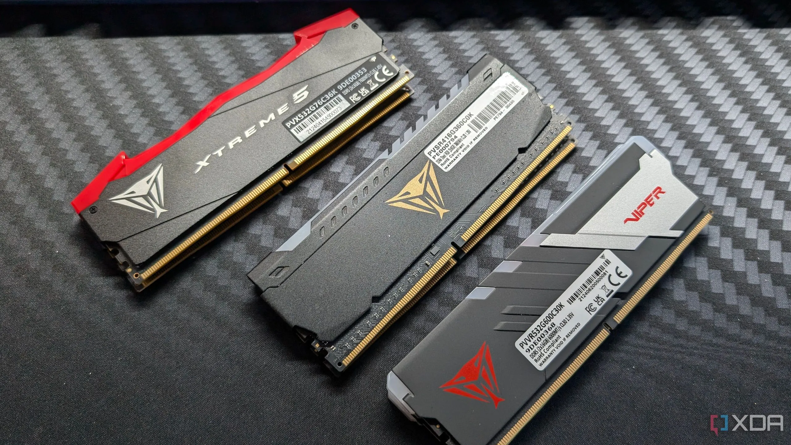 Các mô-đun RAM DDR4 và DDR5 của Patriot trên bàn, thể hiện sự đa dạng và hiện đại của công nghệ bộ nhớ.