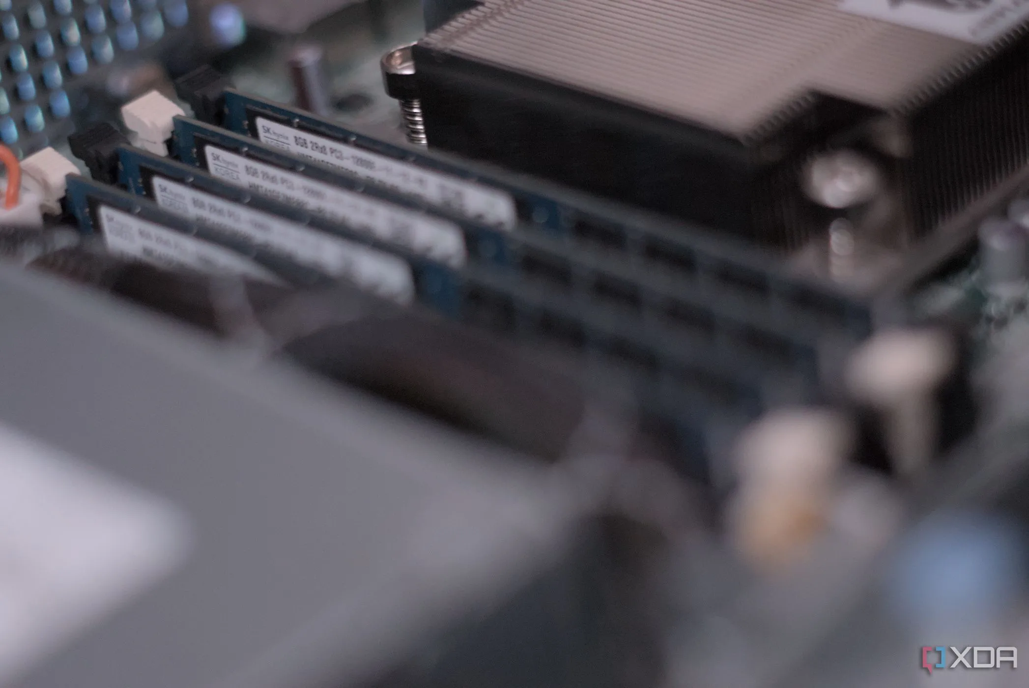 Các thanh RAM trong máy chủ Dell PowerEdge R210 II, biểu tượng cho hiệu năng cao và dung lượng lớn mà DDR6 sẽ mang lại.