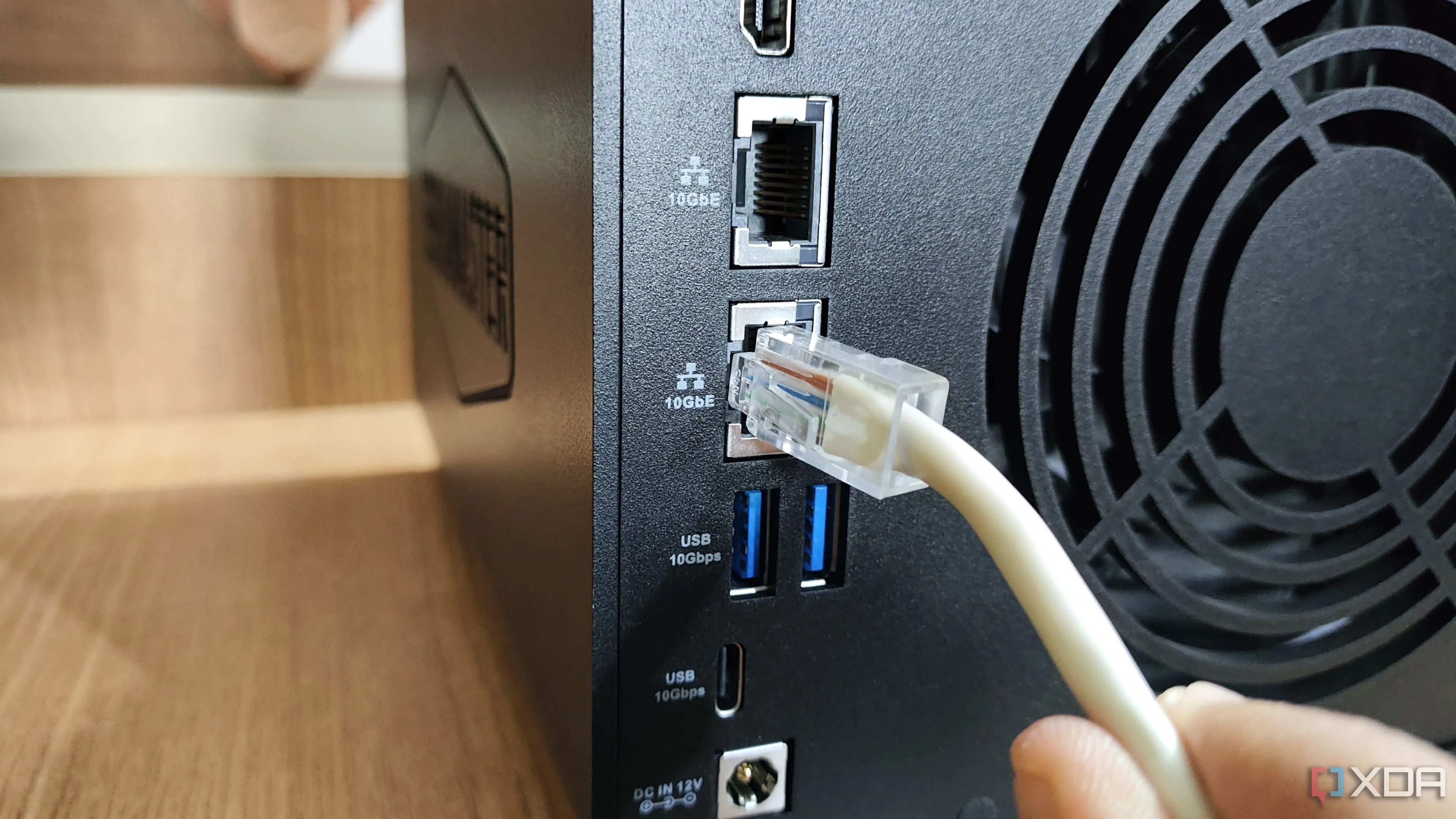Cắm cáp Ethernet 10GbE vào cổng LAN của NAS TerraMaster F4-424 Max