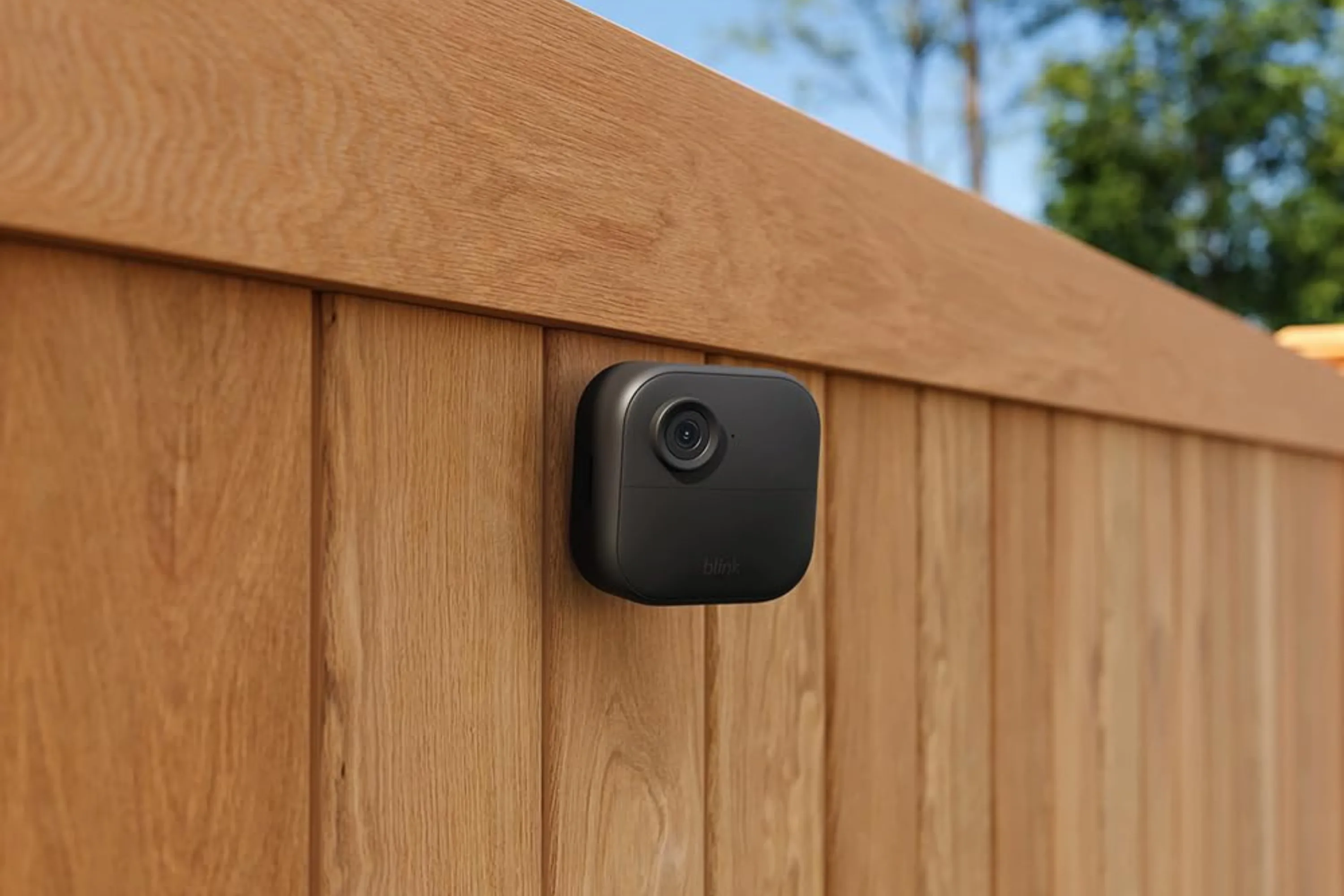 Camera Blink Outdoor 4 được lắp đặt ngoài trời, thể hiện khả năng chống chịu thời tiết và giám sát.