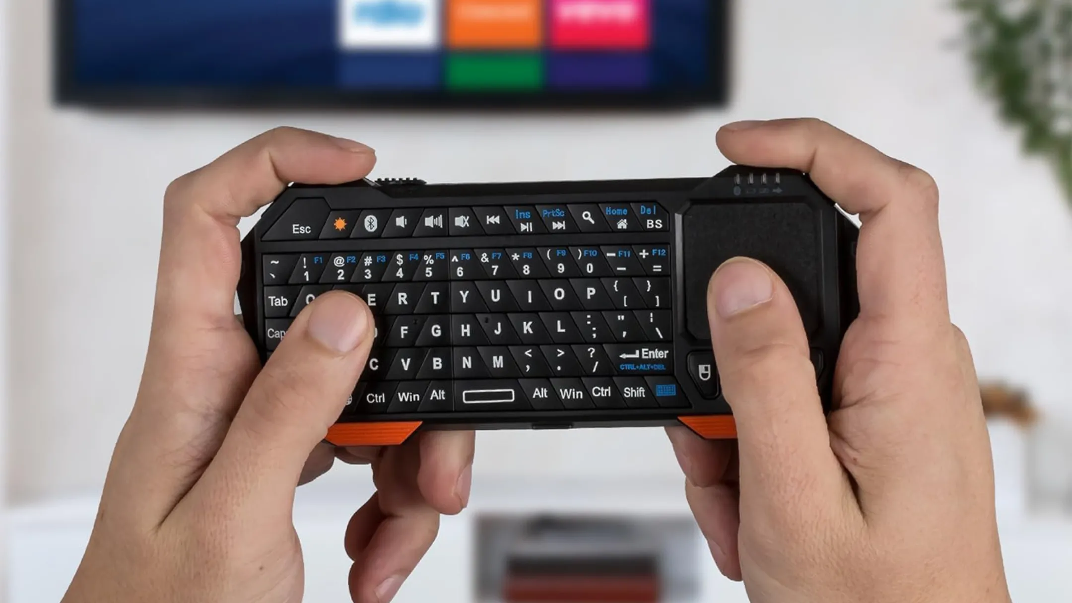 Cận cảnh bàn phím Bluetooth mini Fosmon với bàn di chuột (touchpad) tích hợp