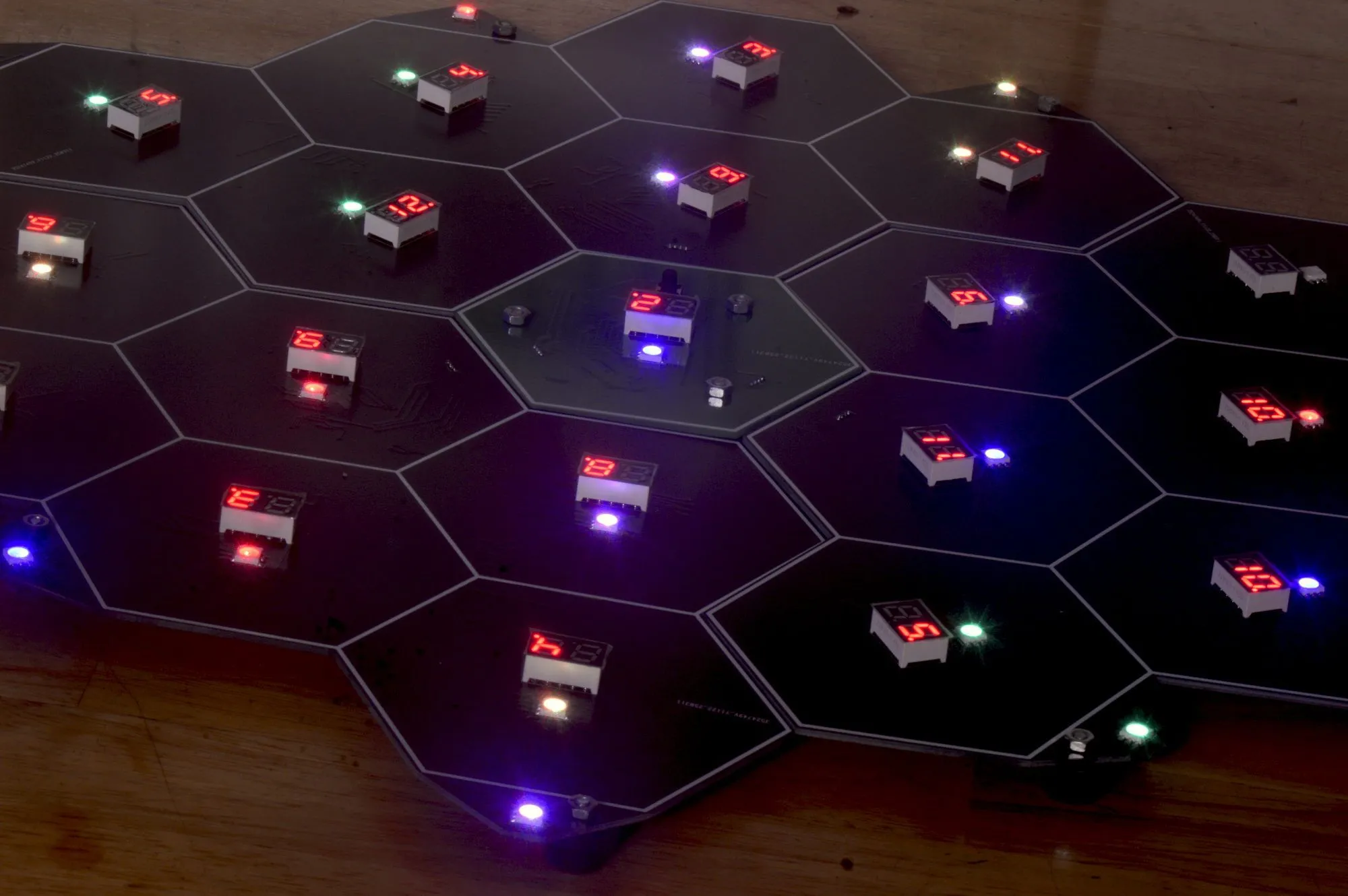 Cận cảnh bảng mạch điều khiển điện tử của dự án Calculus cho board game Settlers of Catan, sử dụng chip vi điều khiển RP2040