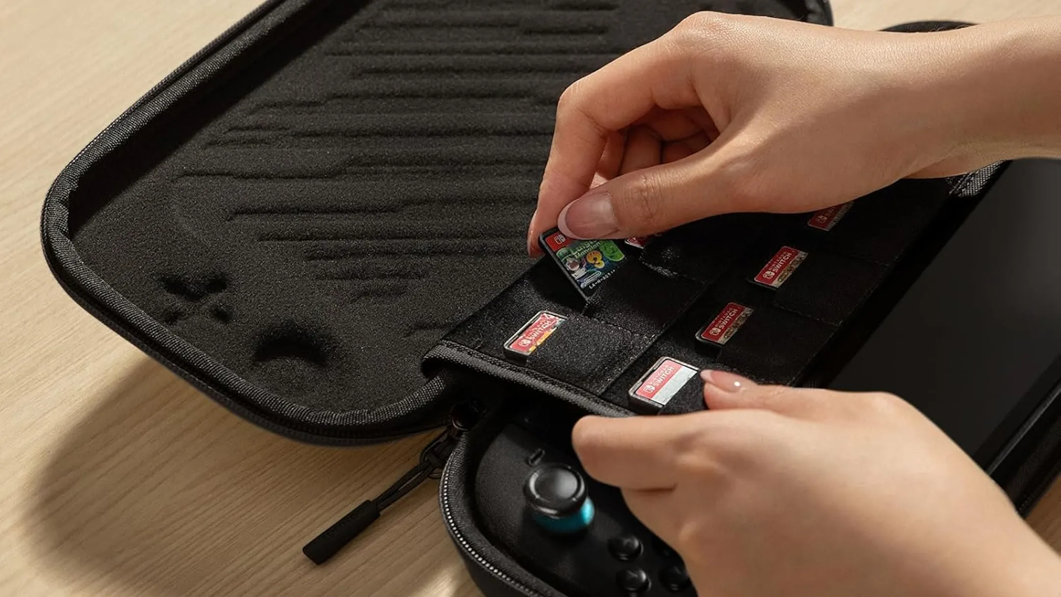 Cận cảnh bên trong túi đựng tomtoc Slim Carrying Case Nintendo Switch 2 với các ngăn chứa thẻ game tiện lợi và lớp lót bảo vệ màn hình mềm mại