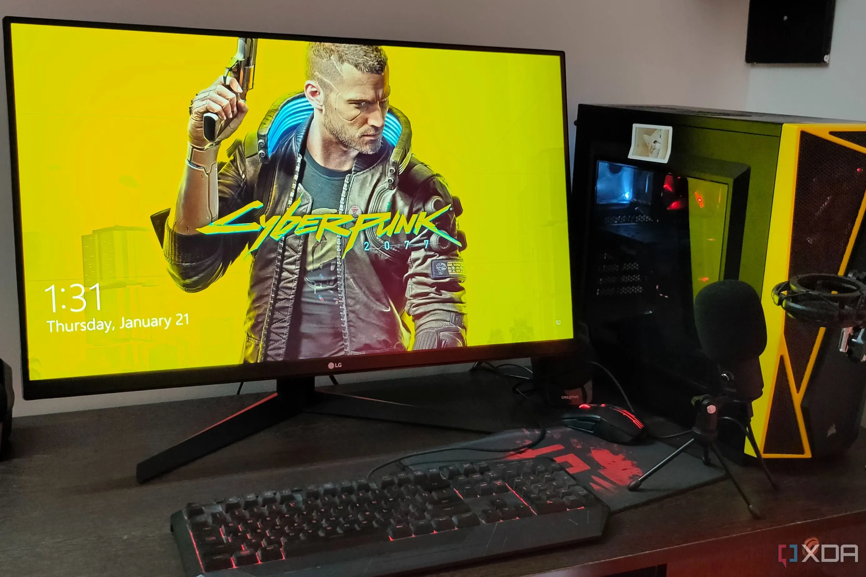 Cận cảnh bộ máy tính chơi game với màn hình hiển thị trò Cyberpunk 2077, nhấn mạnh hiệu suất được cải thiện
