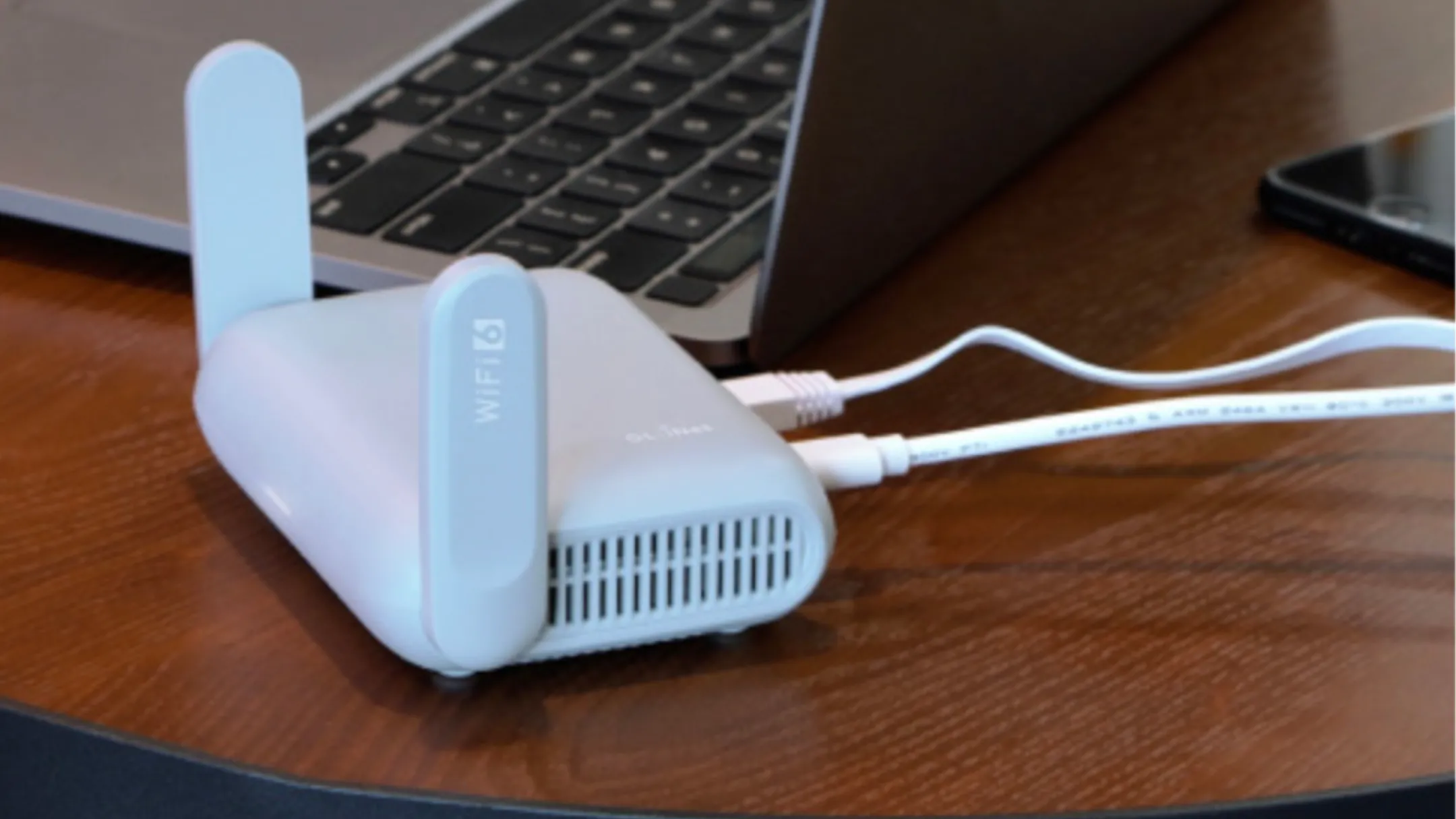 Cận cảnh các cổng kết nối Ethernet và USB trên router GL.iNet GL-MT3000