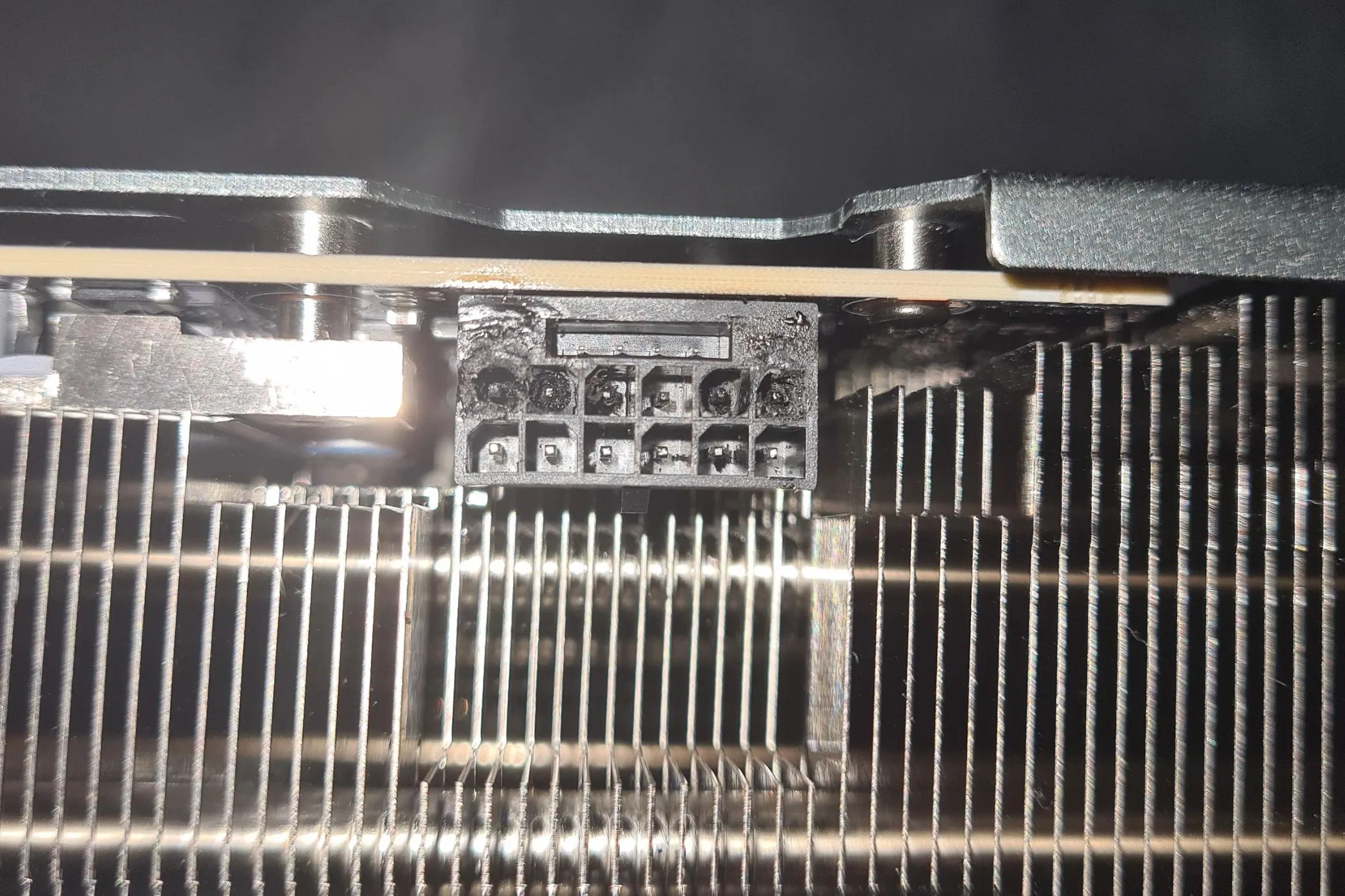 Cận cảnh đầu nối 12VHPWR bị nóng chảy trên card đồ họa RTX 4090