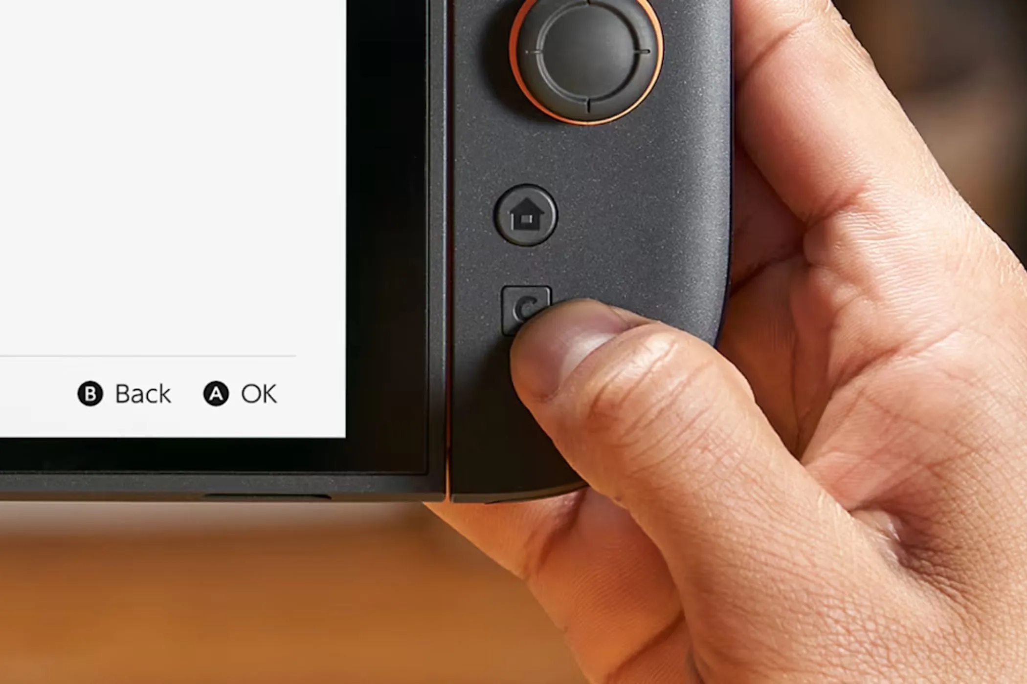 Cận cảnh nút C trên tay cầm Nintendo Switch 2, có thể dùng cho Game Chat