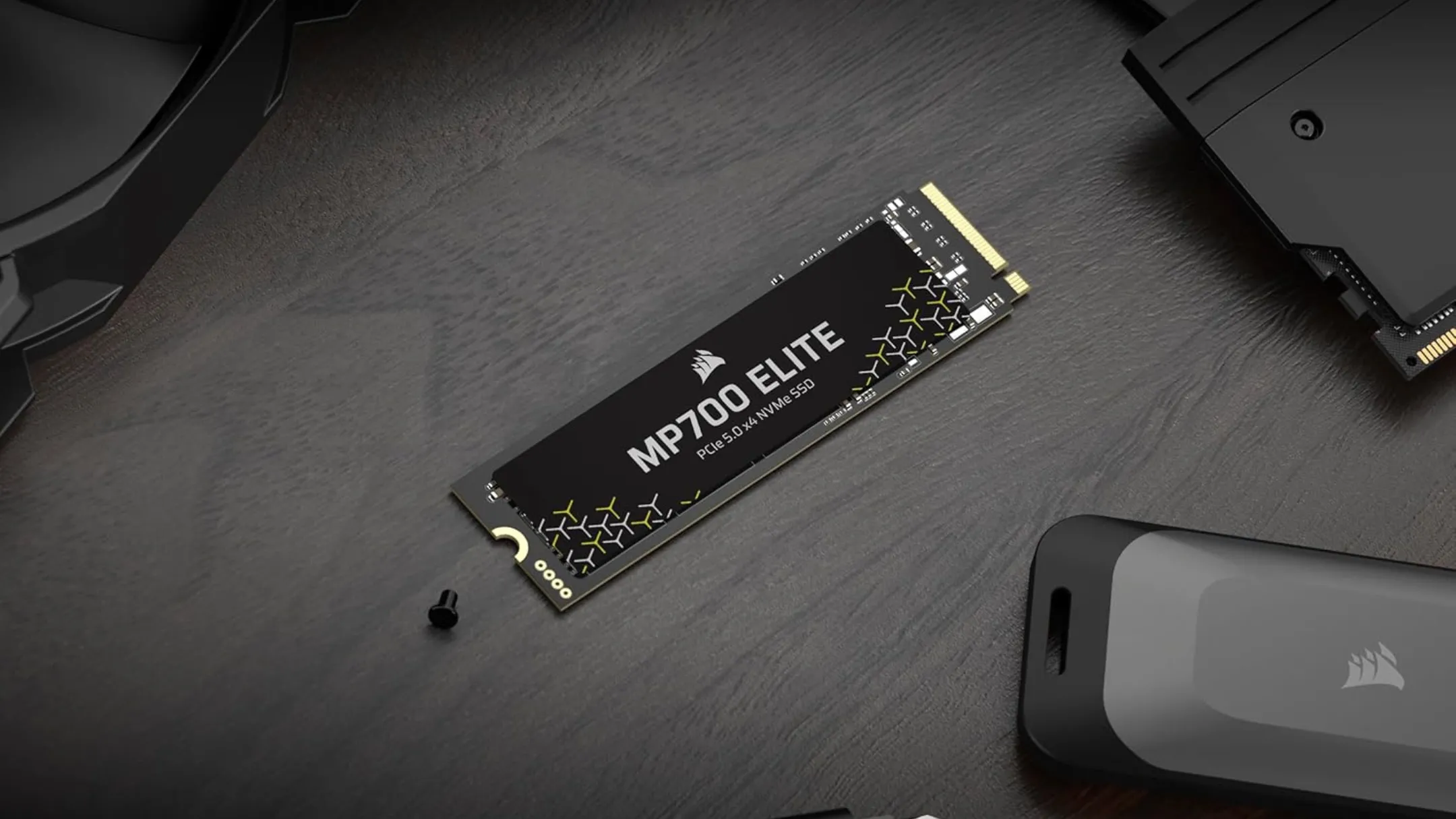 Cận cảnh ổ cứng SSD Corsair MP700 Elite 2TB M.2 trên bàn làm việc, thể hiện thiết kế của sản phẩm