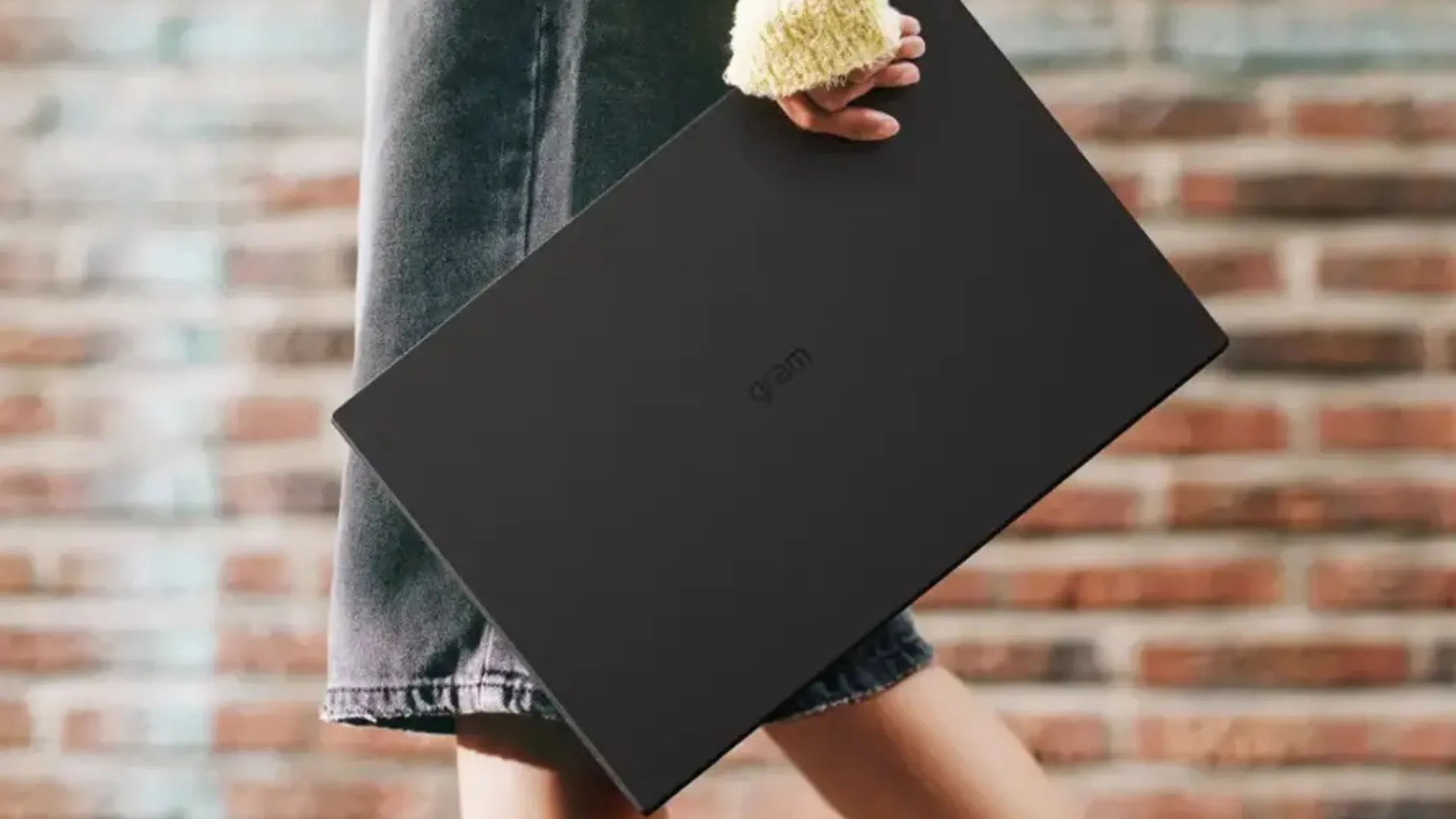 Cận cảnh thiết kế siêu mỏng và trọng lượng nhẹ của LG Gram 17