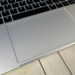 Cận cảnh touchpad lớn và nhạy trên laptop Razer Blade 18