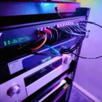 Cận cảnh tủ rack mạng gia đình với switch 10GbE và thiết bị chuyên nghiệp