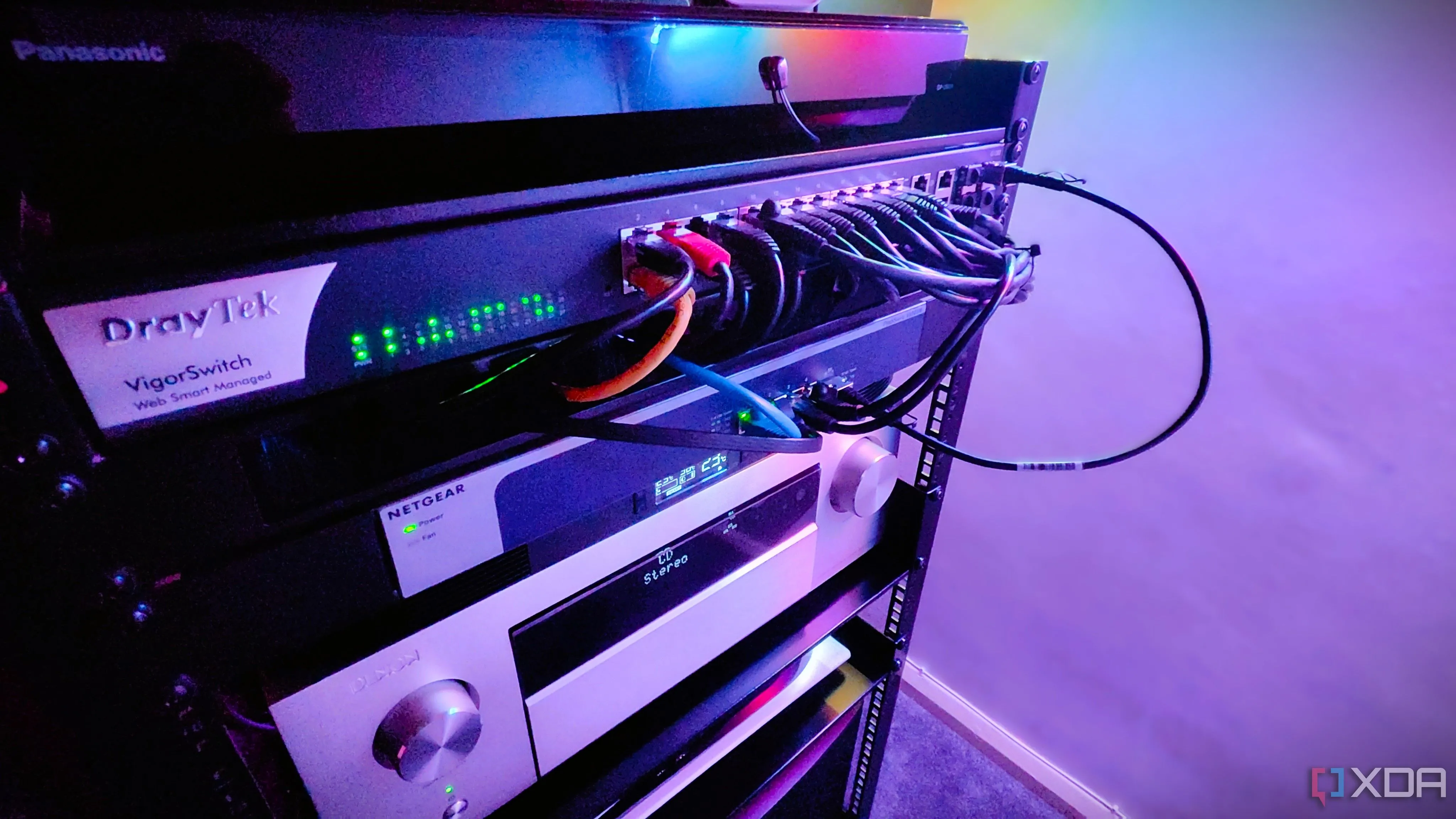 Cận cảnh tủ rack mạng gia đình với switch 10GbE và thiết bị chuyên nghiệp