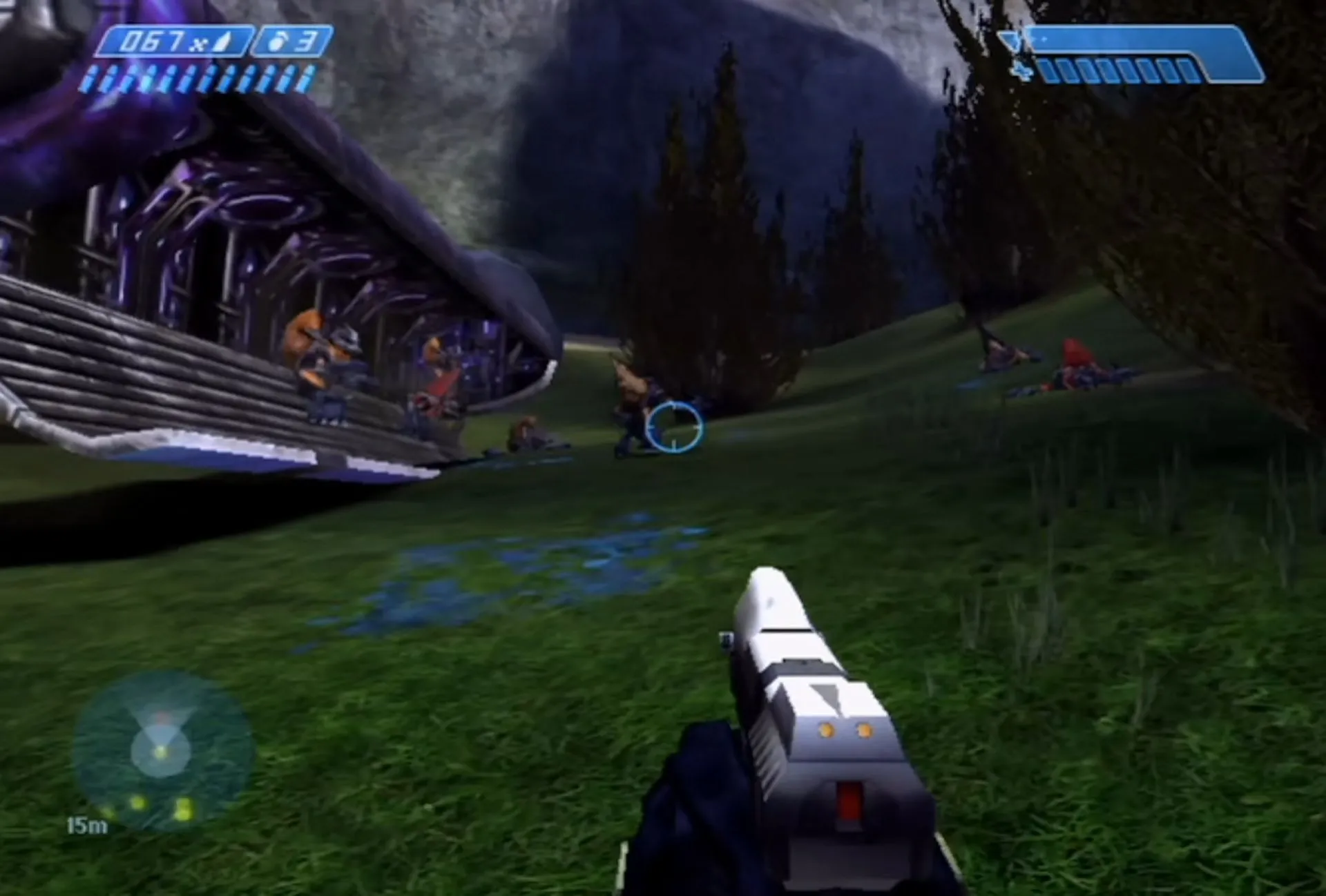 Cảnh gameplay bắn súng góc nhìn thứ nhất trong Halo: Combat Evolved trên Xbox
