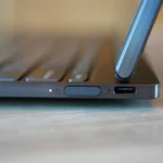 Cạnh phải của laptop Lenovo ThinkBook Plus Gen 4 với cổng USB-C và nút nguồn tích hợp cảm biến vân tay