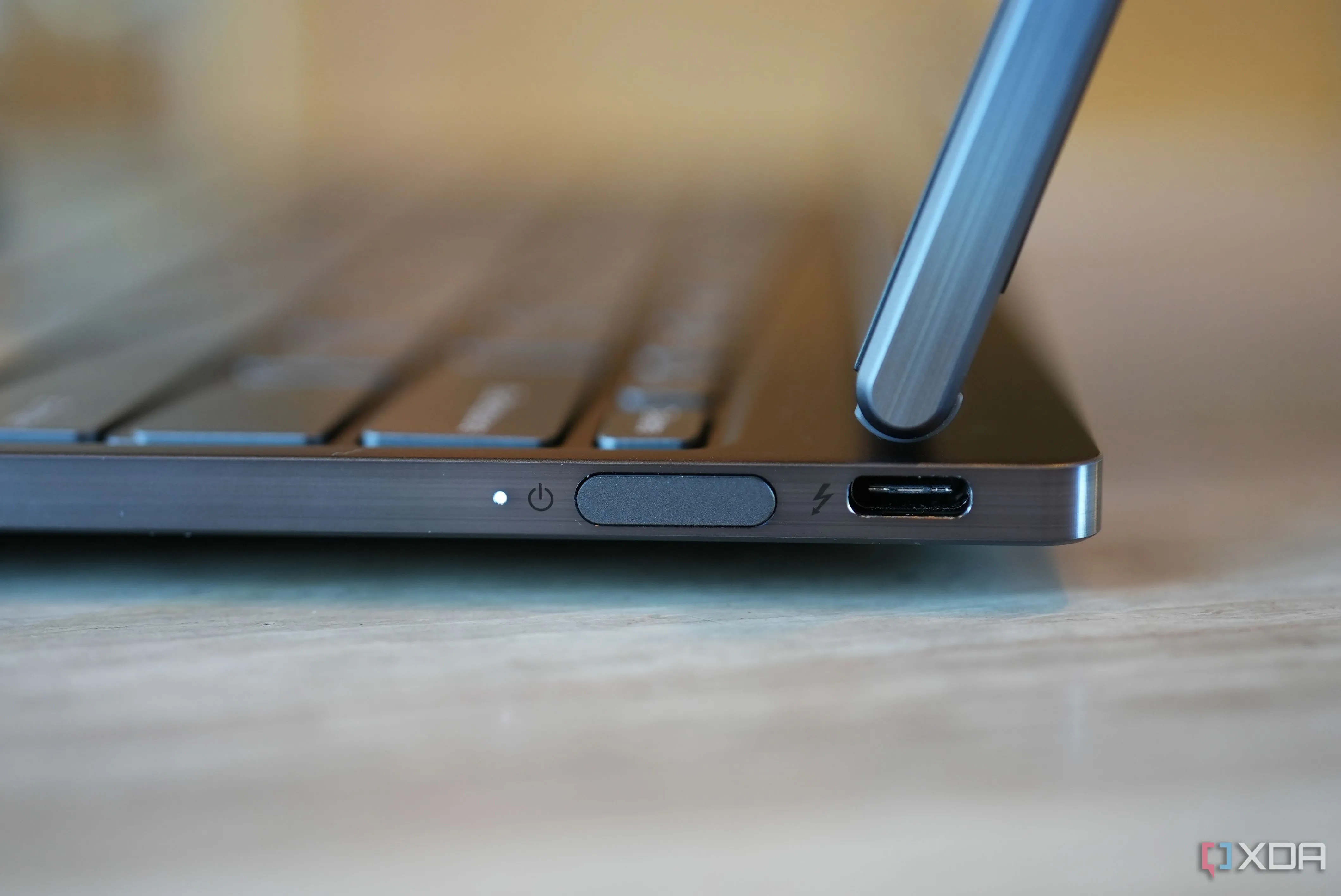 Cạnh phải của laptop Lenovo ThinkBook Plus Gen 4 với cổng USB-C và nút nguồn tích hợp cảm biến vân tay