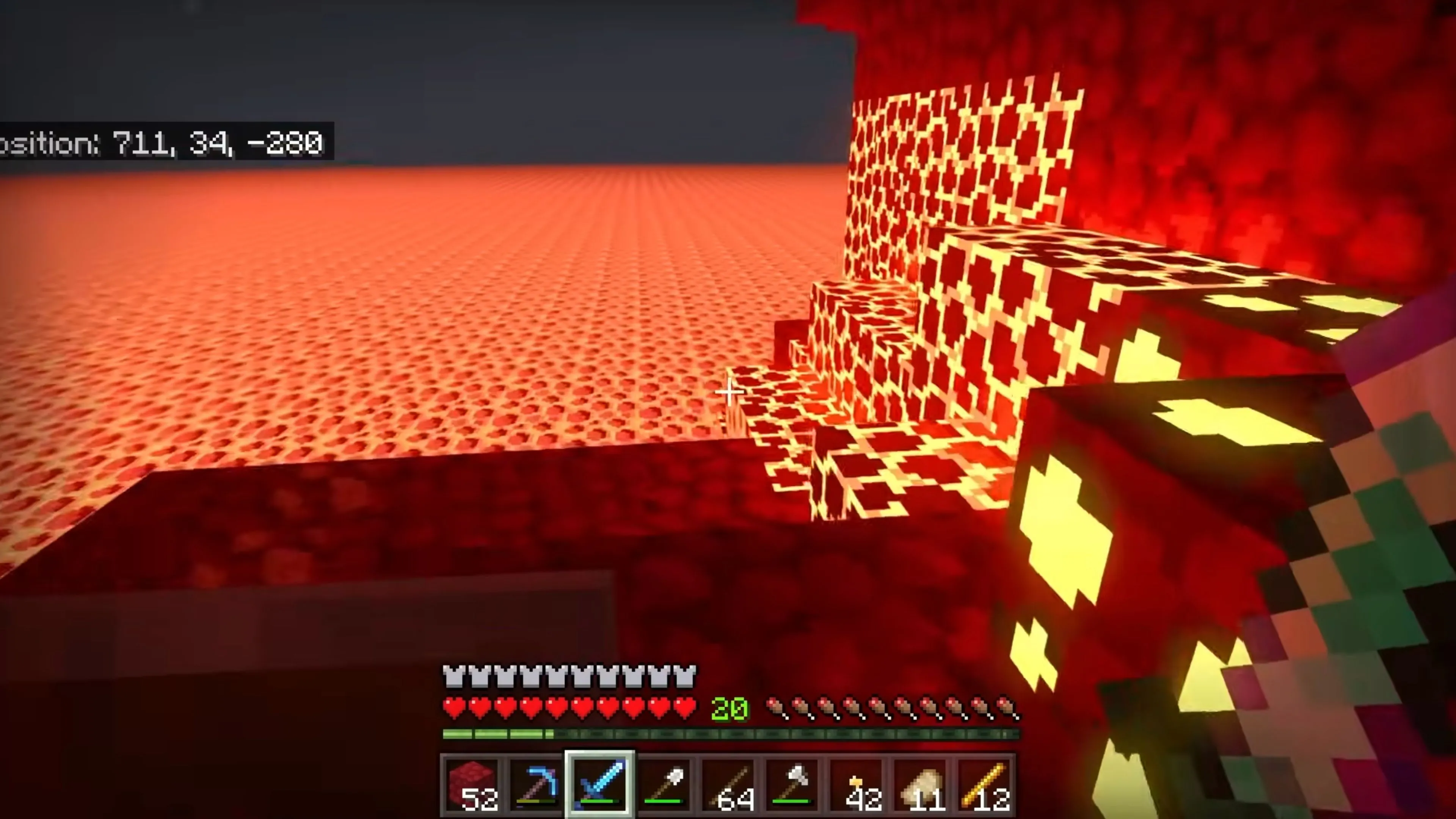 Cảnh quan núi non hùng vĩ và đồng cỏ trong Minecraft, thể hiện sự đa dạng của các quần xã sinh vật trong game sandbox.